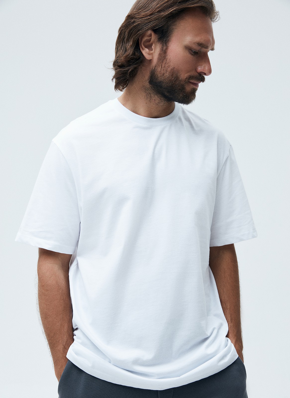 ФУТБОЛКА мужская, цвет: белый Allweneed
Базовая футболка из мягкого хлопка. Круглая горловина и короткий рукав. Хлопок дышит и позволяет ощущать комфорт даже во время бега. Можно носить с джинсами или под жакет для образа в стиле smart casual.