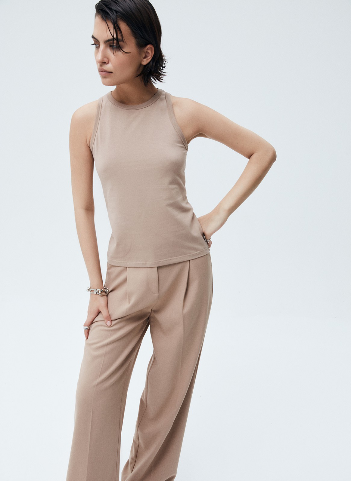 Майка, цвет: песочный Allweneed
Майка из мягкого трикотажа. Приятный материал, который хорошо держит форму. Круглая горловина. Можно носить самостоятельно или под любимый джемпер