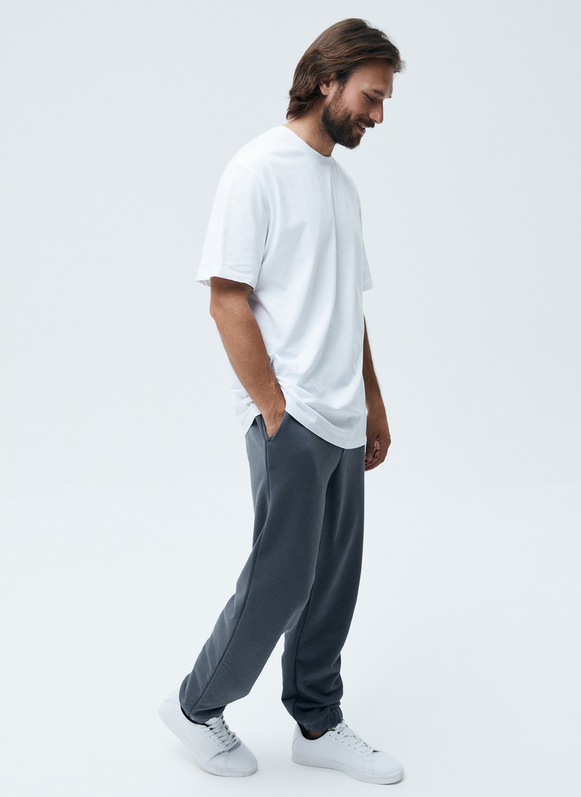 ФУТБОЛКА мужская, цвет: белый Allweneed
Базовая футболка из мягкого хлопка. Круглая горловина и короткий рукав. Хлопок дышит и позволяет ощущать комфорт даже во время бега. Можно носить с джинсами или под жакет для образа в стиле smart casual.