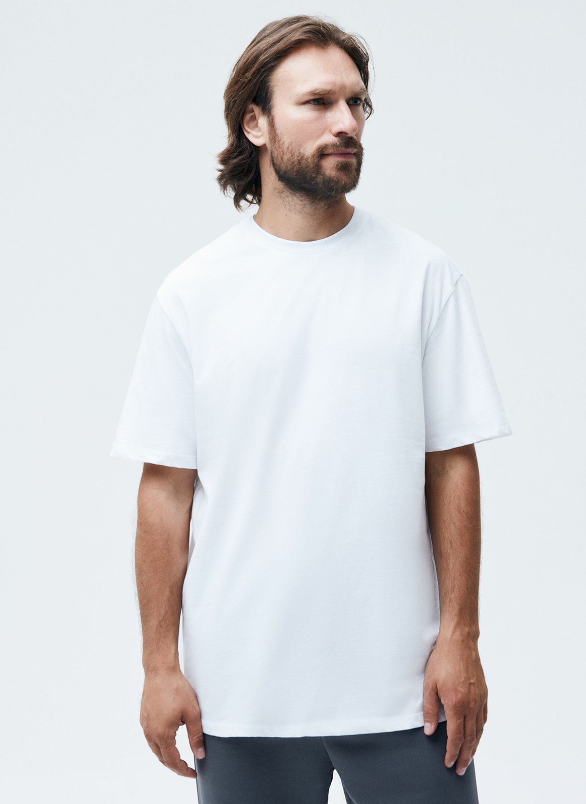 ФУТБОЛКА мужская, цвет: белый Allweneed
Базовая футболка из мягкого хлопка. Круглая горловина и короткий рукав. Хлопок дышит и позволяет ощущать комфорт даже во время бега. Можно носить с джинсами или под жакет для образа в стиле smart casual.