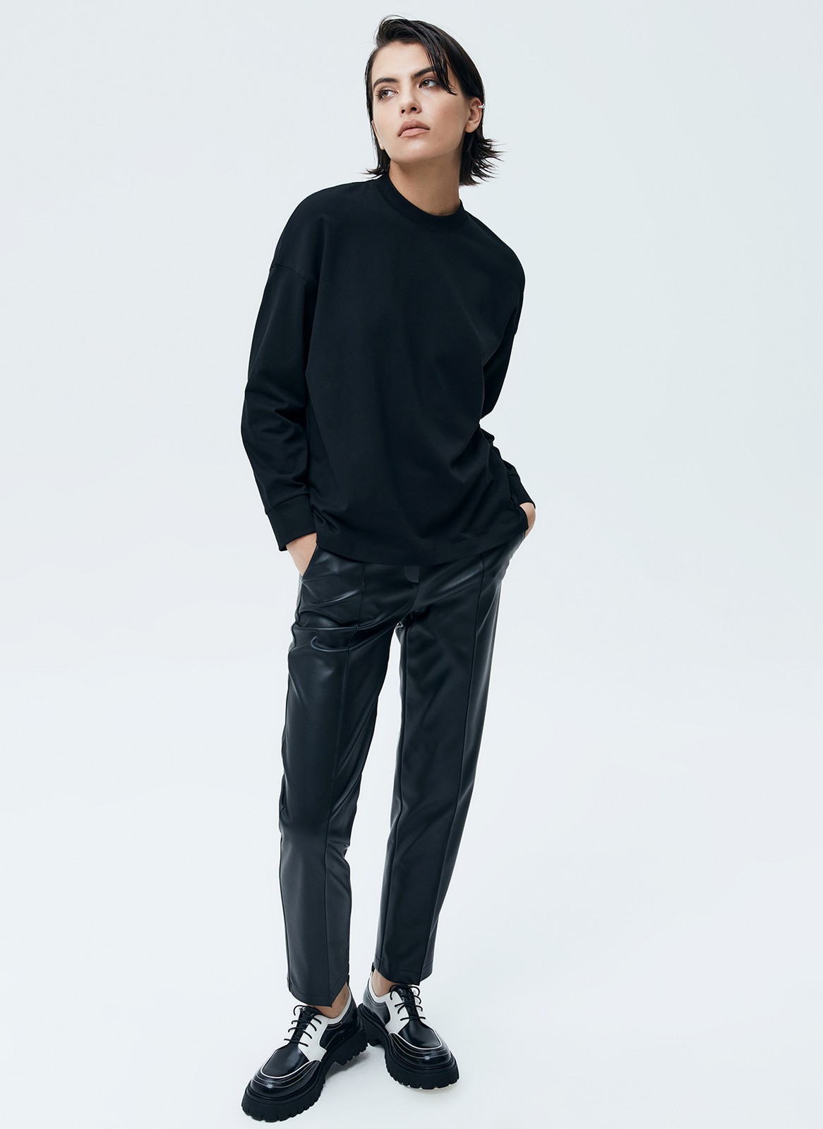 Лонгслив oversize, цвет: Черный Allweneed
Лонгслив свободного кроя. Ткань очень приятна к телу и позволяет коже дышать. Носите дома, на прогулку или, когда отправляетесь по делам. Можно сочетать с любыми джинсами и юбкой.