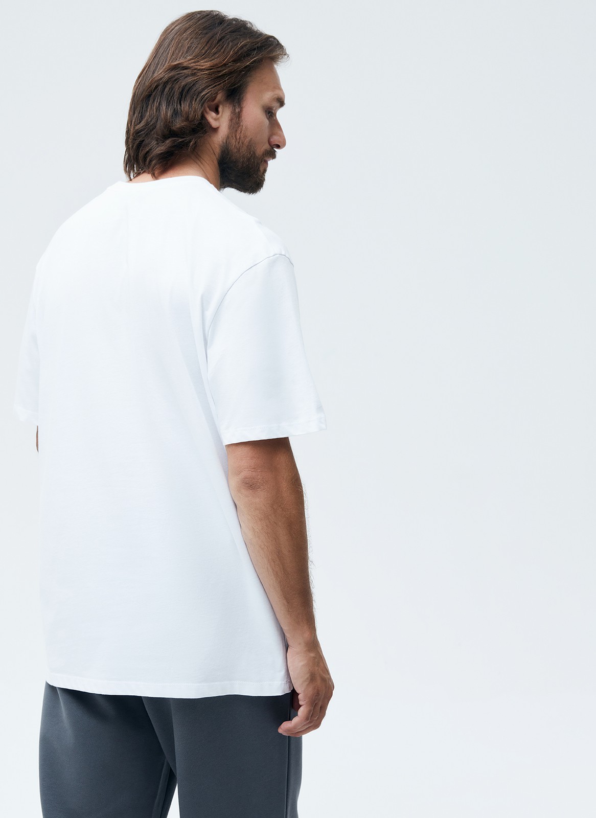 ФУТБОЛКА мужская, цвет: белый Allweneed
Базовая футболка из мягкого хлопка. Круглая горловина и короткий рукав. Хлопок дышит и позволяет ощущать комфорт даже во время бега. Можно носить с джинсами или под жакет для образа в стиле smart casual.