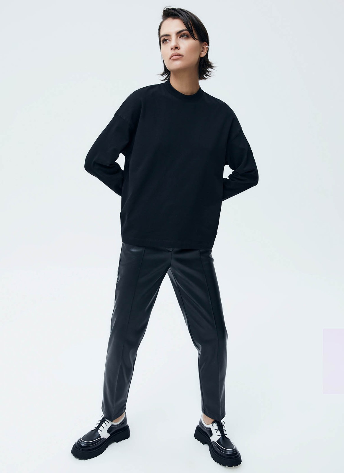 Лонгслив oversize, цвет: Черный Allweneed
Лонгслив свободного кроя. Ткань очень приятна к телу и позволяет коже дышать. Носите дома, на прогулку или, когда отправляетесь по делам. Можно сочетать с любыми джинсами и юбкой.