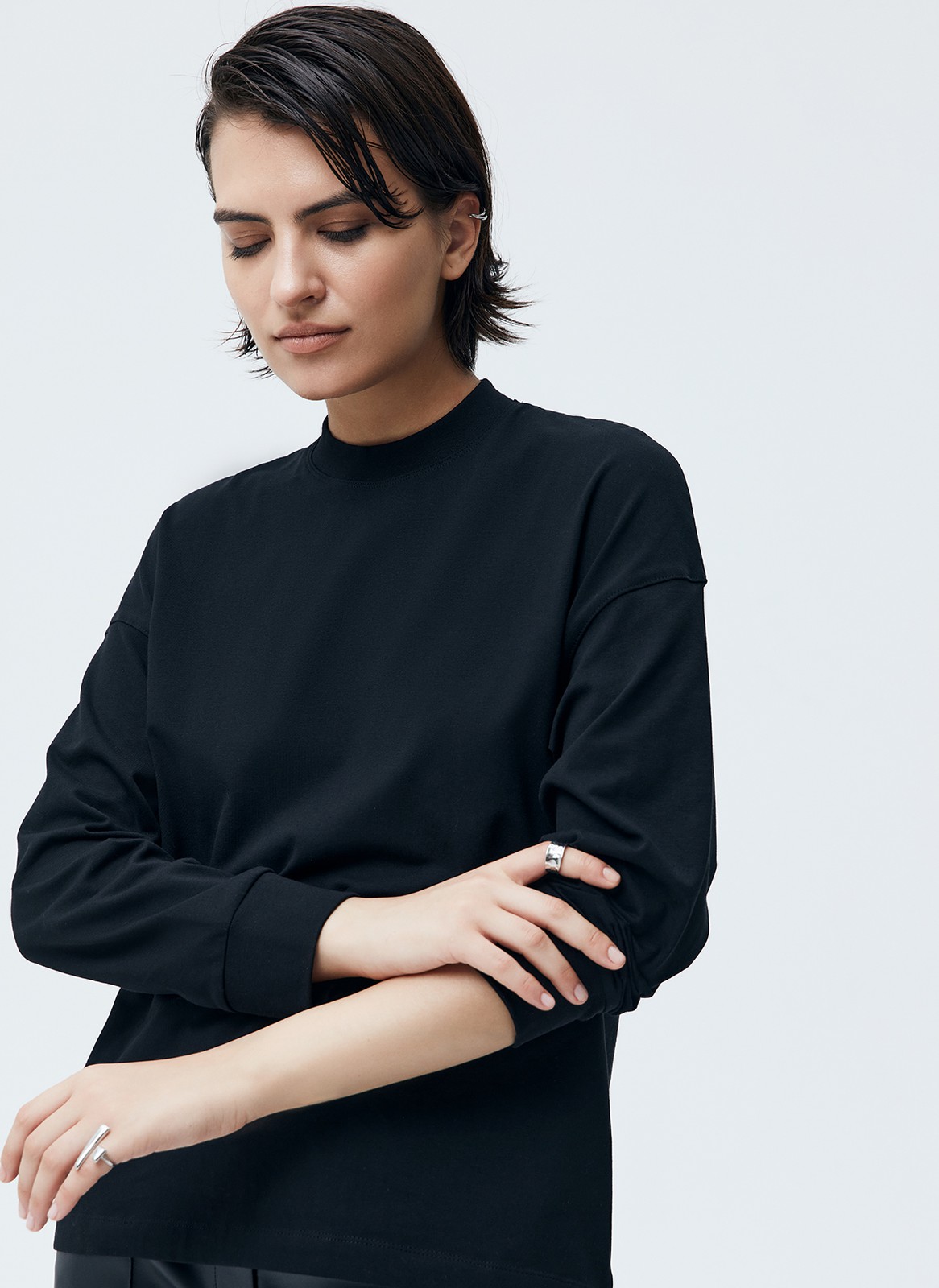 Лонгслив oversize, цвет: Черный Allweneed
Лонгслив свободного кроя. Ткань очень приятна к телу и позволяет коже дышать. Носите дома, на прогулку или, когда отправляетесь по делам. Можно сочетать с любыми джинсами и юбкой.