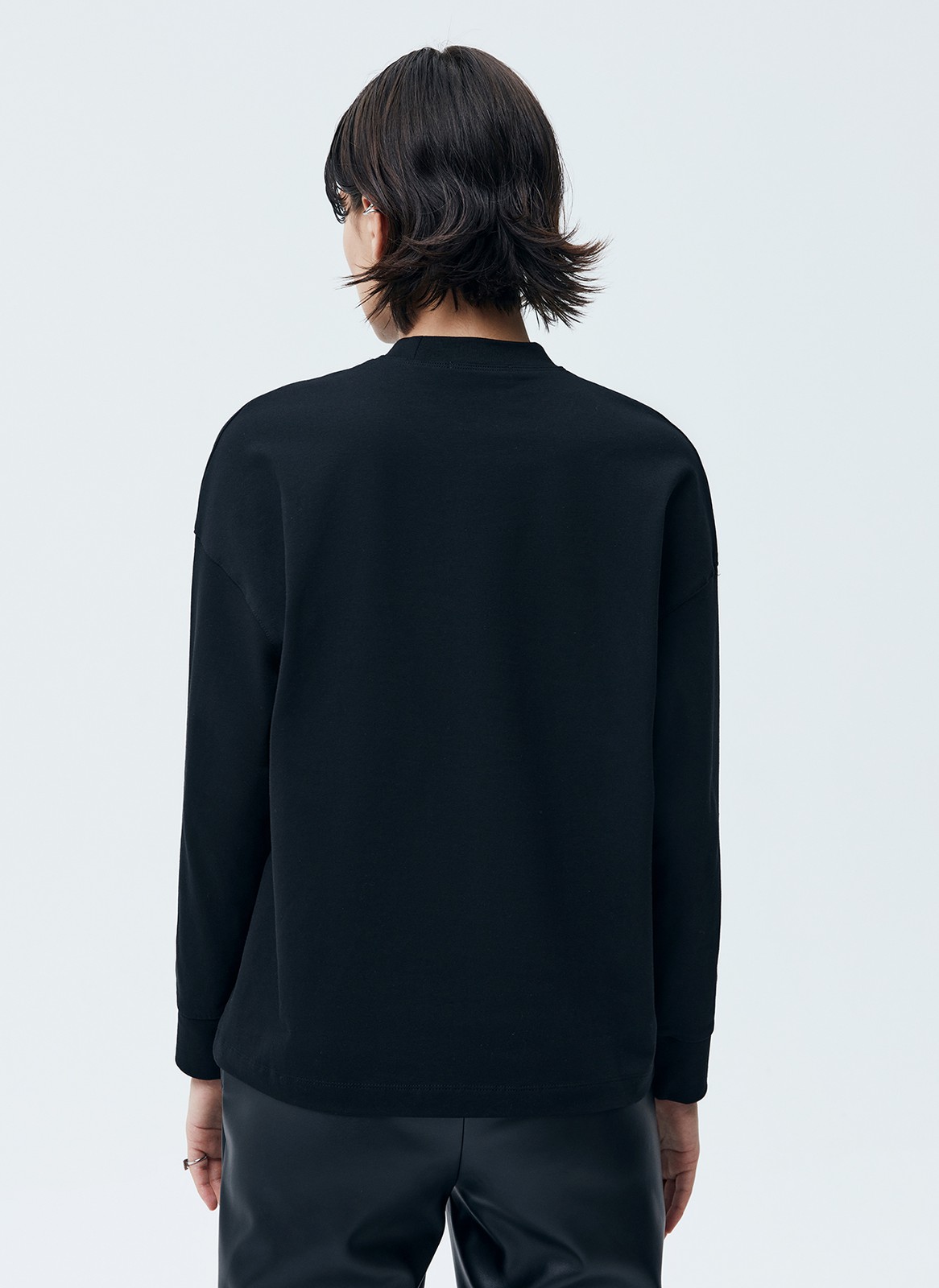 Лонгслив oversize, цвет: Черный Allweneed
Лонгслив свободного кроя. Ткань очень приятна к телу и позволяет коже дышать. Носите дома, на прогулку или, когда отправляетесь по делам. Можно сочетать с любыми джинсами и юбкой.