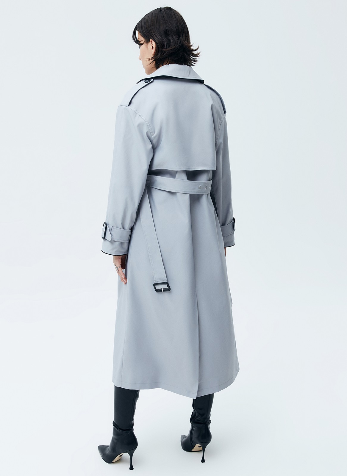 Двубортный удлинённый тренч oversize с кантом, цвет: серый Allweneed
Двубортный плащ из ткани с водоотталкивающей пропиткой. Свободная посадка и длина миди. В модели присутствуют классические детали тренча, которые пришли к нам из мужского гардероба: паты, погоны, застежка на пуговицы и отлетная кокетка. Два прорезных кармана и пояс, чтобы подчеркнуть талию. Мы готовы носить эту модель в любое время года, ведь в ней будет комфортно даже в переменчивую погоду. Ткань имеет небольшой водоотталкивающий эффект. Использование зонта обязательно. Создавайте смелые современные или утонченные образы в стиле старых фильмов.
Температурный режим от +15 до +20 C
На модели размер XS/S