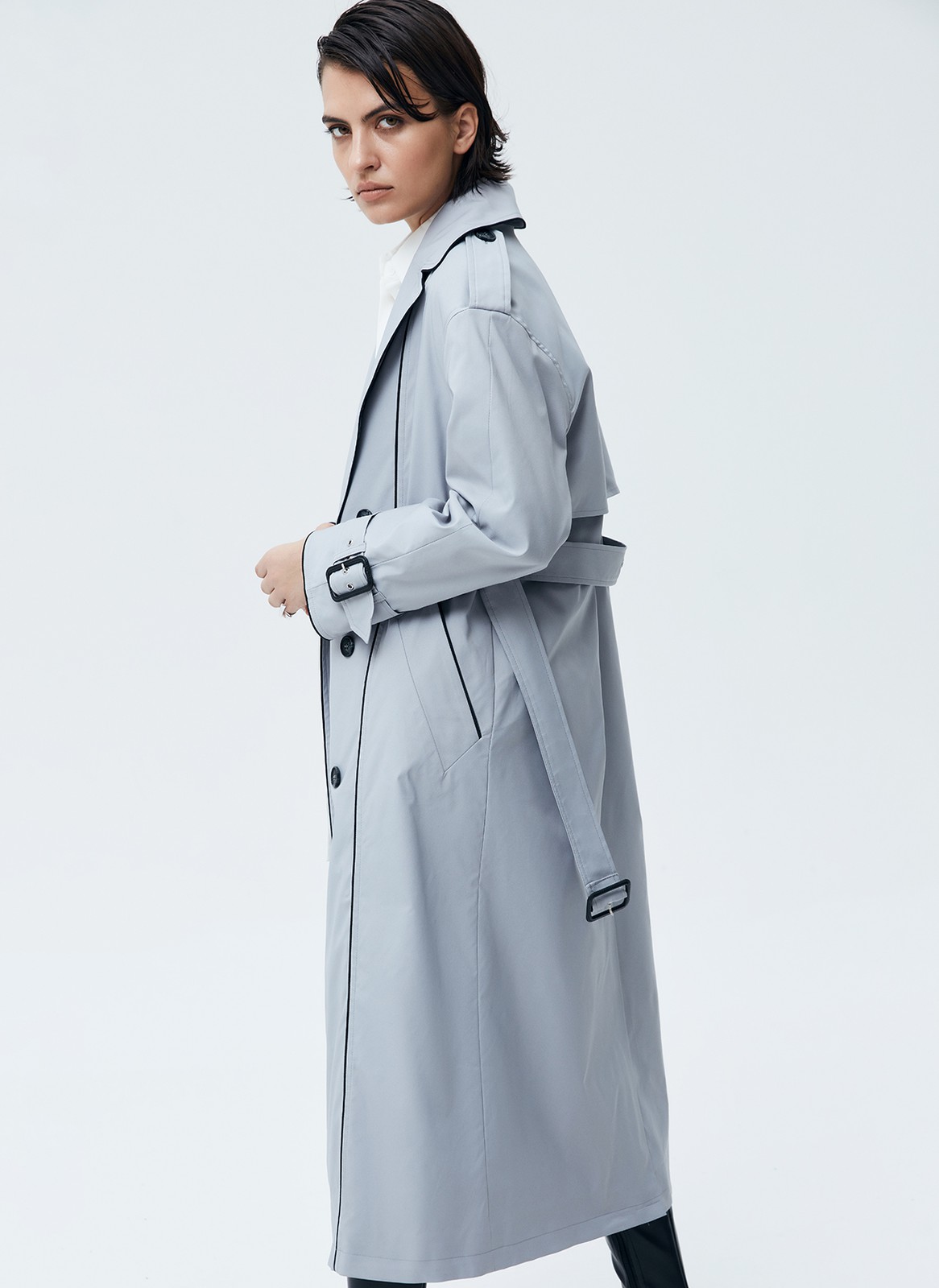 Двубортный удлинённый тренч oversize с кантом, цвет: серый Allweneed
Двубортный плащ из ткани с водоотталкивающей пропиткой. Свободная посадка и длина миди. В модели присутствуют классические детали тренча, которые пришли к нам из мужского гардероба: паты, погоны, застежка на пуговицы и отлетная кокетка. Два прорезных кармана и пояс, чтобы подчеркнуть талию. Мы готовы носить эту модель в любое время года, ведь в ней будет комфортно даже в переменчивую погоду. Ткань имеет небольшой водоотталкивающий эффект. Использование зонта обязательно. Создавайте смелые современные или утонченные образы в стиле старых фильмов.
Температурный режим от +15 до +20 C
На модели размер XS/S