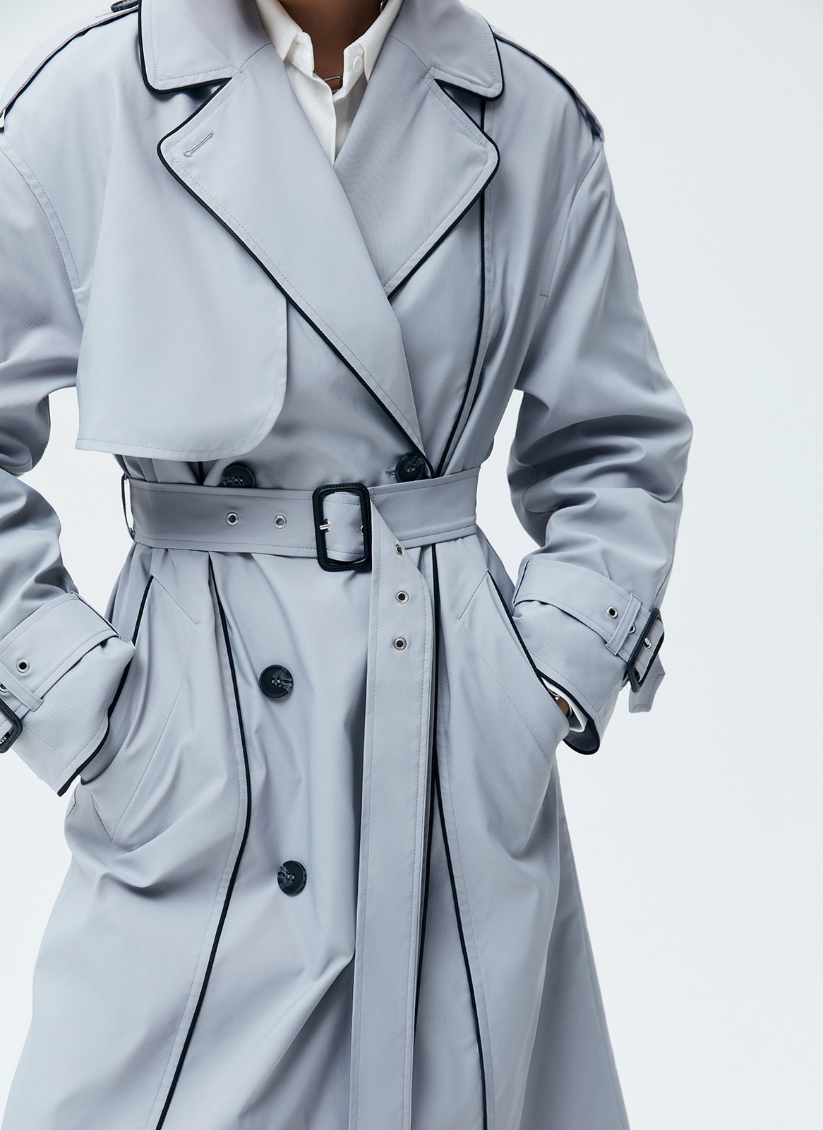 Двубортный удлинённый тренч oversize с кантом, цвет: серый Allweneed
Двубортный плащ из ткани с водоотталкивающей пропиткой. Свободная посадка и длина миди. В модели присутствуют классические детали тренча, которые пришли к нам из мужского гардероба: паты, погоны, застежка на пуговицы и отлетная кокетка. Два прорезных кармана и пояс, чтобы подчеркнуть талию. Мы готовы носить эту модель в любое время года, ведь в ней будет комфортно даже в переменчивую погоду. Ткань имеет небольшой водоотталкивающий эффект. Использование зонта обязательно. Создавайте смелые современные или утонченные образы в стиле старых фильмов.
Температурный режим от +15 до +20 C
На модели размер XS/S