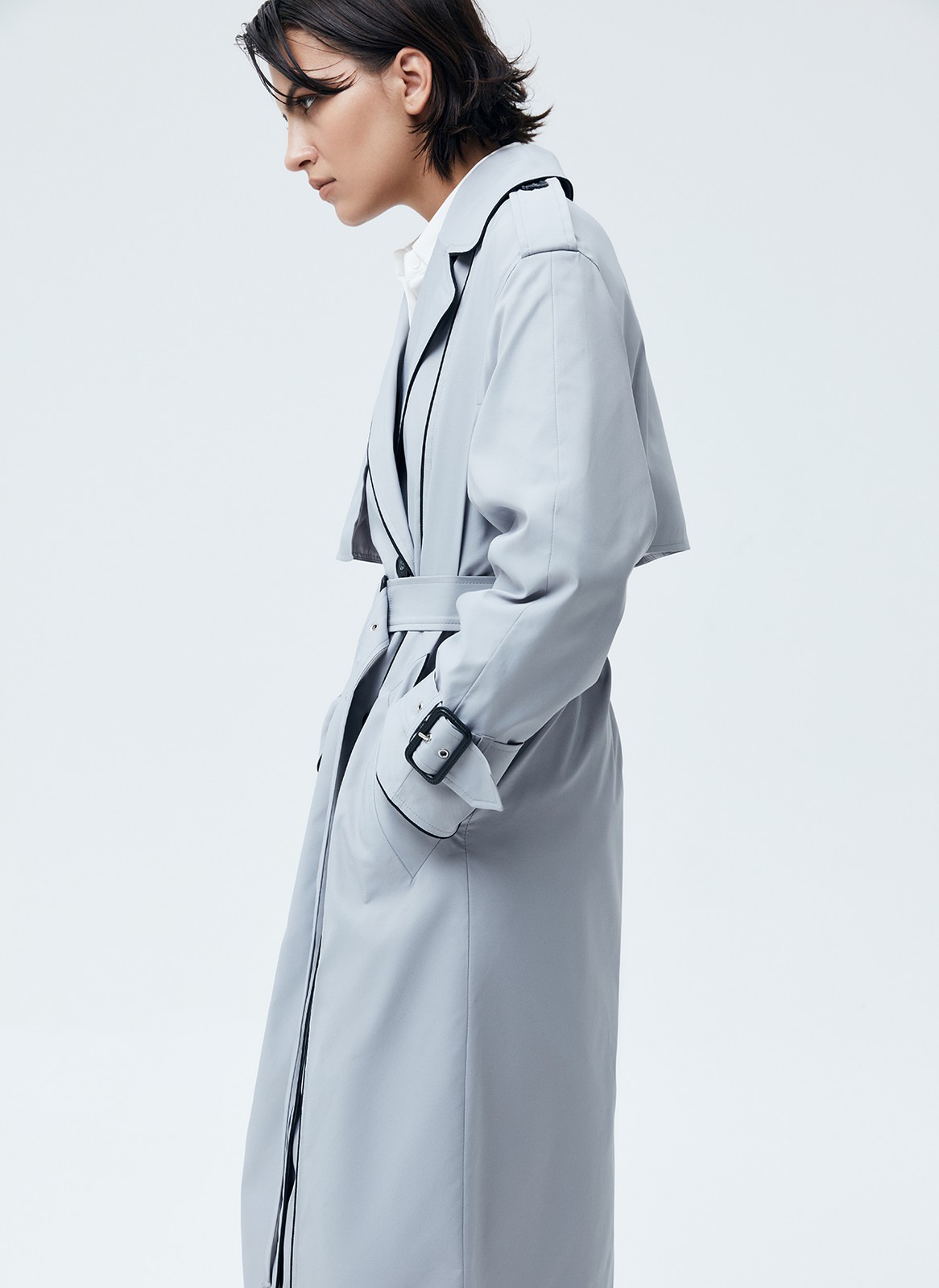 Двубортный удлинённый тренч oversize с кантом, цвет: серый Allweneed
Двубортный плащ из ткани с водоотталкивающей пропиткой. Свободная посадка и длина миди. В модели присутствуют классические детали тренча, которые пришли к нам из мужского гардероба: паты, погоны, застежка на пуговицы и отлетная кокетка. Два прорезных кармана и пояс, чтобы подчеркнуть талию. Мы готовы носить эту модель в любое время года, ведь в ней будет комфортно даже в переменчивую погоду. Ткань имеет небольшой водоотталкивающий эффект. Использование зонта обязательно. Создавайте смелые современные или утонченные образы в стиле старых фильмов.
Температурный режим от +15 до +20 C
На модели размер XS/S