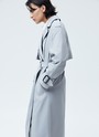 Двубортный удлинённый тренч oversize с кантом, цвет: серый Allweneed
Двубортный плащ из ткани с водоотталкивающей пропиткой. Свободная посадка и длина миди. В модели присутствуют классические детали тренча, которые пришли к нам из мужского гардероба: паты, погоны, застежка на пуговицы и отлетная кокетка. Два прорезных кармана и пояс, чтобы подчеркнуть талию. Мы готовы носить эту модель в любое время года, ведь в ней будет комфортно даже в переменчивую погоду. Ткань имеет небольшой водоотталкивающий эффект. Использование зонта обязательно. Создавайте смелые современные или утонченные образы в стиле старых фильмов.
Температурный режим от +15 до +20 C
На модели размер XS/S