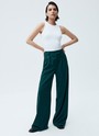 Широкие брюки полной длины, цвет: изумрудный Allweneed
Широкие брюки на средней посадке. Скрытая застежка и два глубоких кармана. Мы изготовили эту модель из костюмной ткани высокого качества, поэтому брюки хорошо сидят. Сочетайте с жакетом или комбинируйте с лонгсливами и водолазкой.