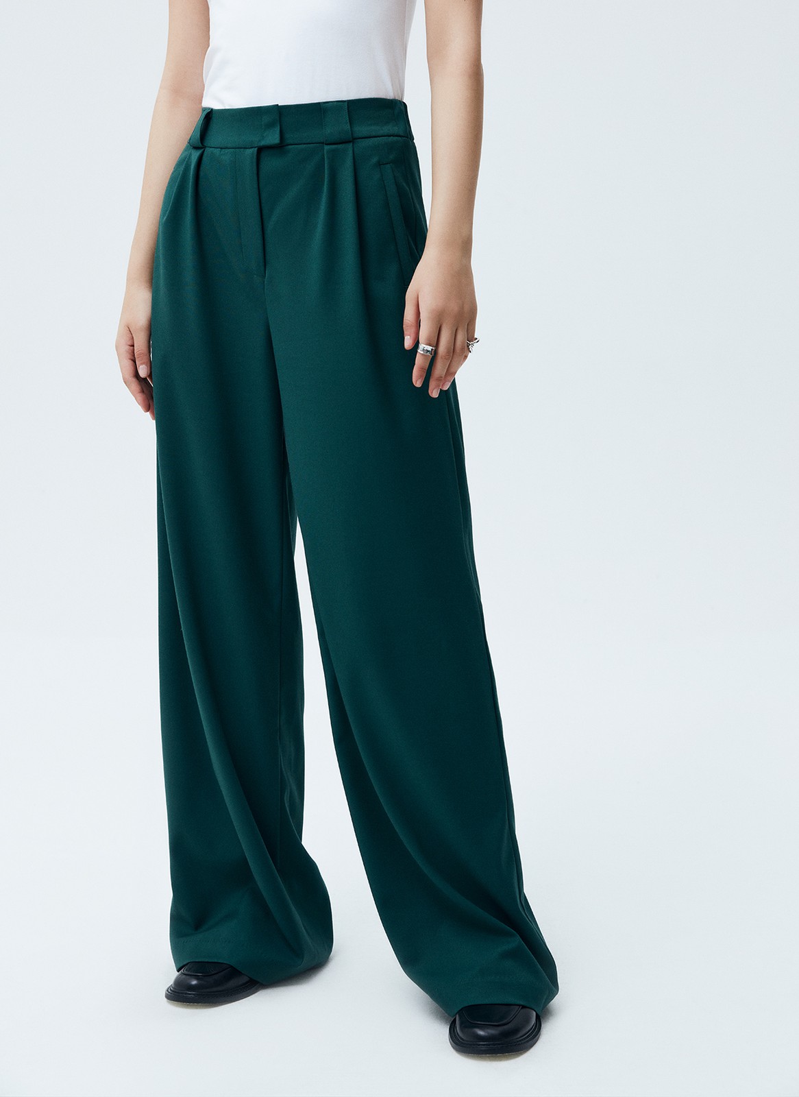 Широкие брюки полной длины, цвет: изумрудный Allweneed
Широкие брюки на средней посадке. Скрытая застежка и два глубоких кармана. Мы изготовили эту модель из костюмной ткани высокого качества, поэтому брюки хорошо сидят. Сочетайте с жакетом или комбинируйте с лонгсливами и водолазкой.