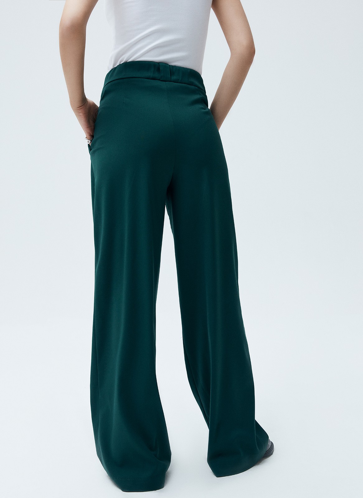Широкие брюки полной длины, цвет: изумрудный Allweneed
Широкие брюки на средней посадке. Скрытая застежка и два глубоких кармана. Мы изготовили эту модель из костюмной ткани высокого качества, поэтому брюки хорошо сидят. Сочетайте с жакетом или комбинируйте с лонгсливами и водолазкой.