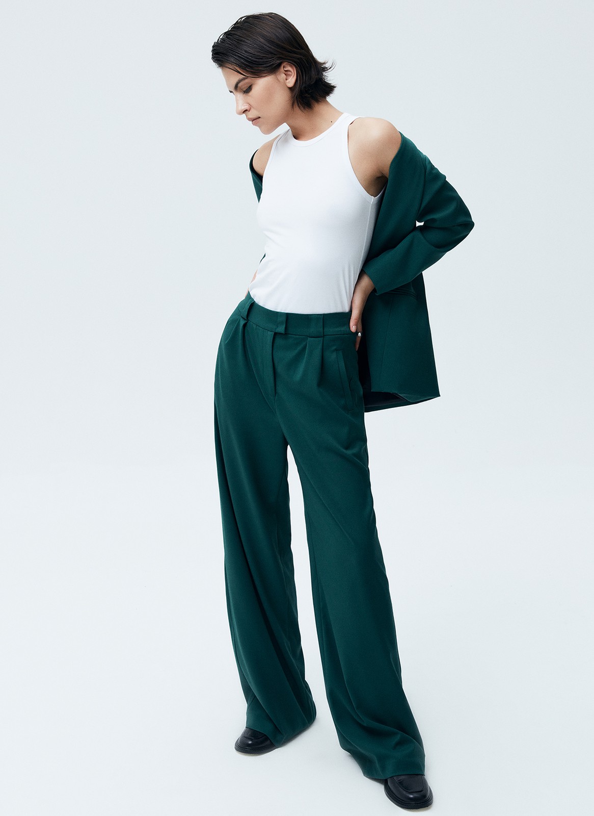 Широкие брюки полной длины, цвет: изумрудный Allweneed
Широкие брюки на средней посадке. Скрытая застежка и два глубоких кармана. Мы изготовили эту модель из костюмной ткани высокого качества, поэтому брюки хорошо сидят. Сочетайте с жакетом или комбинируйте с лонгсливами и водолазкой.