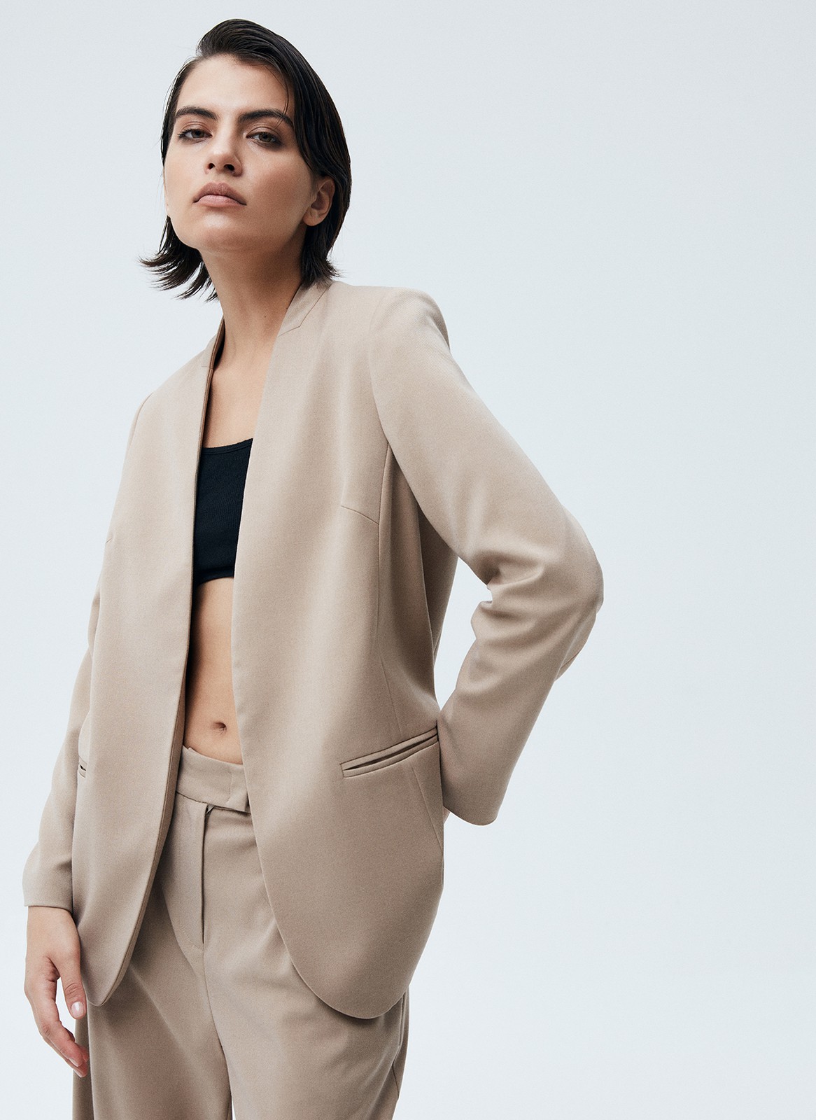 Однобортный жакет без лацканов, цвет: бежевый Allweneed
Однобортный жакет без лацканов. Модель с тонким поясом, чтобы подчеркнуть талию. Два кармана по бокам. Классическая линия плеча и универсальная длина до середины бедра. Вы можете носить эту модель как альтернативу кардигану или жакету с лацканами