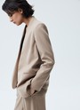 Однобортный жакет без лацканов, цвет: бежевый Allweneed
Однобортный жакет без лацканов. Модель с тонким поясом, чтобы подчеркнуть талию. Два кармана по бокам. Классическая линия плеча и универсальная длина до середины бедра. Вы можете носить эту модель как альтернативу кардигану или жакету с лацканами