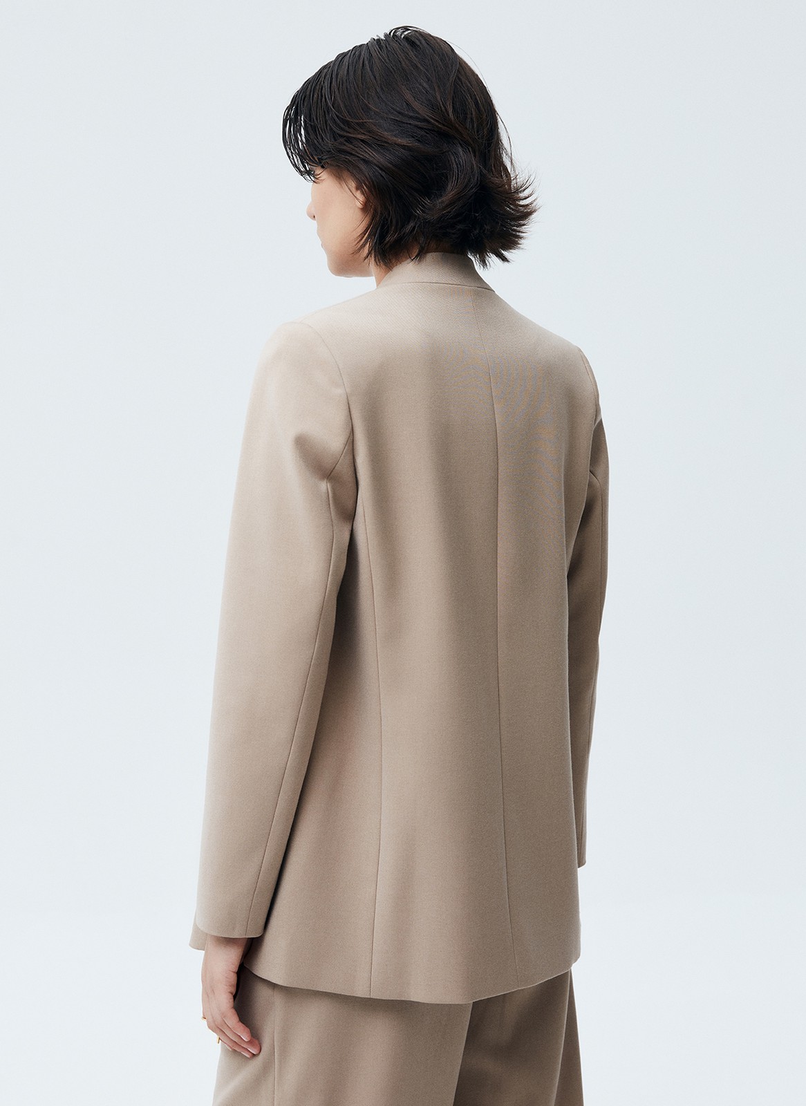 Однобортный жакет без лацканов, цвет: бежевый Allweneed
Однобортный жакет без лацканов. Модель с тонким поясом, чтобы подчеркнуть талию. Два кармана по бокам. Классическая линия плеча и универсальная длина до середины бедра. Вы можете носить эту модель как альтернативу кардигану или жакету с лацканами