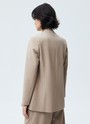 Однобортный жакет без лацканов, цвет: бежевый Allweneed
Однобортный жакет без лацканов. Модель с тонким поясом, чтобы подчеркнуть талию. Два кармана по бокам. Классическая линия плеча и универсальная длина до середины бедра. Вы можете носить эту модель как альтернативу кардигану или жакету с лацканами