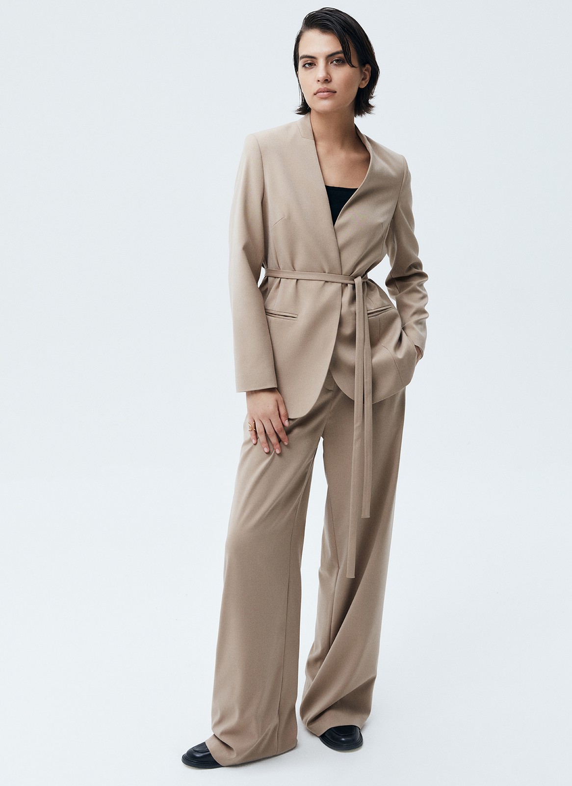 Однобортный жакет без лацканов, цвет: бежевый Allweneed
Однобортный жакет без лацканов. Модель с тонким поясом, чтобы подчеркнуть талию. Два кармана по бокам. Классическая линия плеча и универсальная длина до середины бедра. Вы можете носить эту модель как альтернативу кардигану или жакету с лацканами