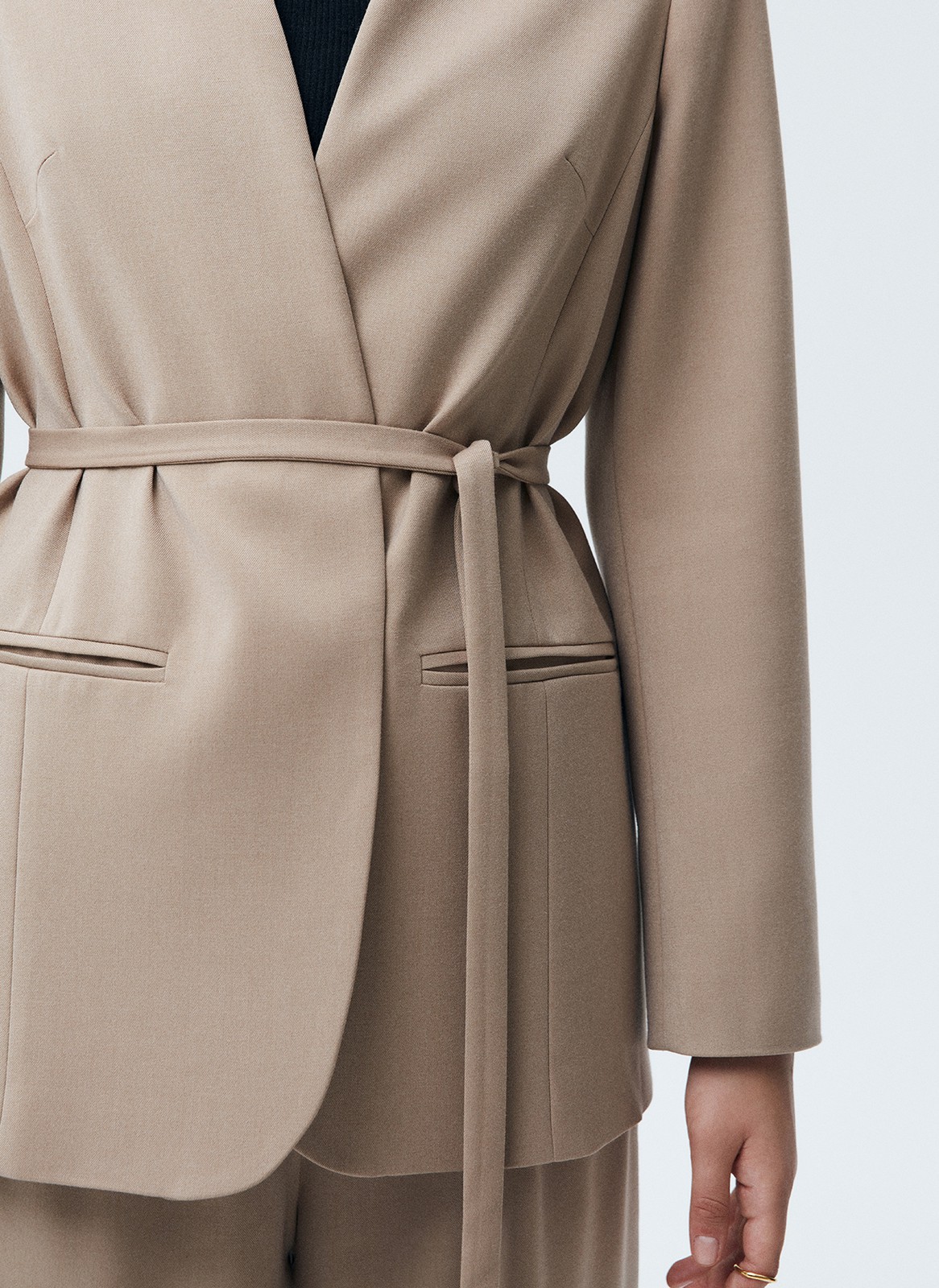 Однобортный жакет без лацканов, цвет: бежевый Allweneed
Однобортный жакет без лацканов. Модель с тонким поясом, чтобы подчеркнуть талию. Два кармана по бокам. Классическая линия плеча и универсальная длина до середины бедра. Вы можете носить эту модель как альтернативу кардигану или жакету с лацканами