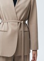 Однобортный жакет без лацканов, цвет: бежевый Allweneed
Однобортный жакет без лацканов. Модель с тонким поясом, чтобы подчеркнуть талию. Два кармана по бокам. Классическая линия плеча и универсальная длина до середины бедра. Вы можете носить эту модель как альтернативу кардигану или жакету с лацканами