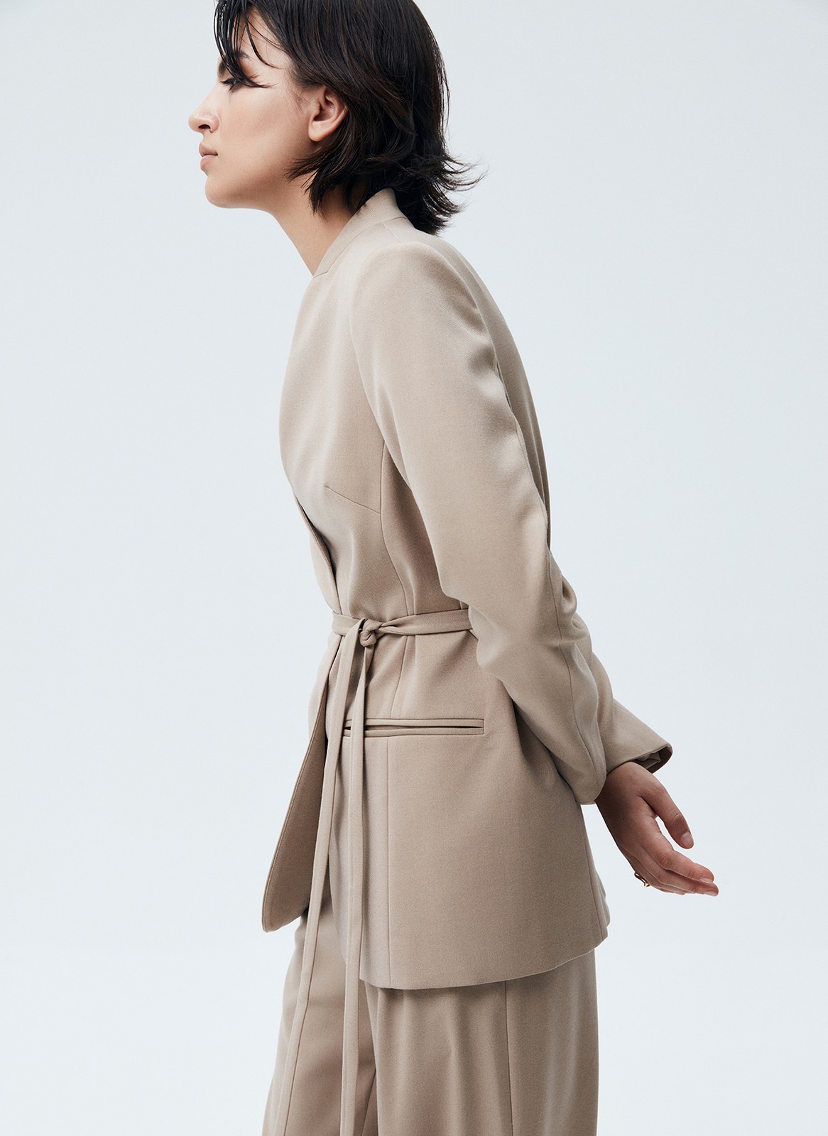 Однобортный жакет без лацканов, цвет: бежевый Allweneed
Однобортный жакет без лацканов. Модель с тонким поясом, чтобы подчеркнуть талию. Два кармана по бокам. Классическая линия плеча и универсальная длина до середины бедра. Вы можете носить эту модель как альтернативу кардигану или жакету с лацканами