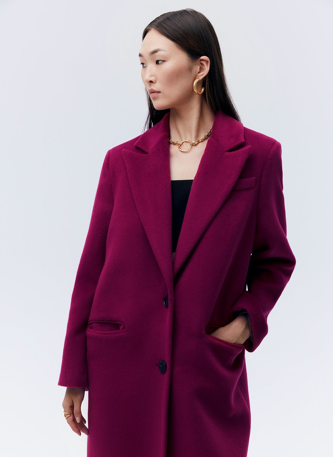 ПАЛЬТО МУЖСКОГО КРОЯ, цвет: вишневый Allweneed Пальто, которое вы могли бы найти в мужском гардеробе. Однобортная модель длины миди на двух пуговицах. Два кармана с клапаном и разрез на спине для свободы в движении. Пальто имеет подкладочную ткань,с акцентными плечами формируют силуэт а-ля с мужского плеча. Нам нравится, как на контрасте строгое пальто смотрится с нежными платьями. Носите также с костюмами, юбками и джинсами. Модели разных оттенков отличаются по плотности ткани.
Температурный режим до 0 C.