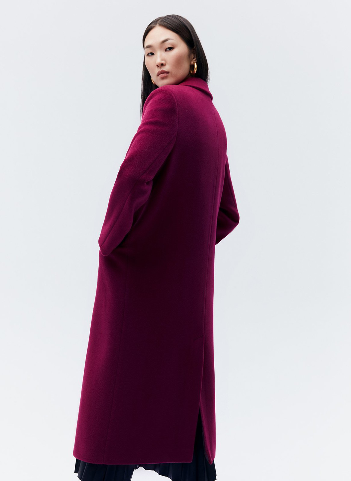 ПАЛЬТО МУЖСКОГО КРОЯ, цвет: вишневый Allweneed Пальто, которое вы могли бы найти в мужском гардеробе. Однобортная модель длины миди на двух пуговицах. Два кармана с клапаном и разрез на спине для свободы в движении. Пальто имеет подкладочную ткань,с акцентными плечами формируют силуэт а-ля с мужского плеча. Нам нравится, как на контрасте строгое пальто смотрится с нежными платьями. Носите также с костюмами, юбками и джинсами. Модели разных оттенков отличаются по плотности ткани.
Температурный режим до 0 C.