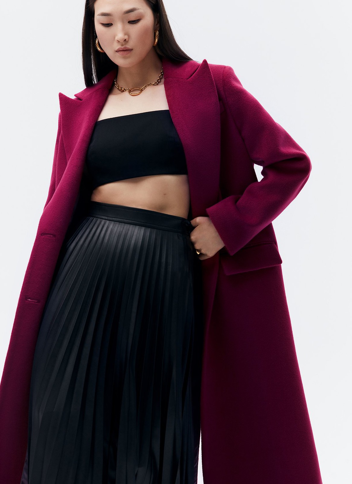 ПАЛЬТО МУЖСКОГО КРОЯ, цвет: вишневый Allweneed Пальто, которое вы могли бы найти в мужском гардеробе. Однобортная модель длины миди на двух пуговицах. Два кармана с клапаном и разрез на спине для свободы в движении. Пальто имеет подкладочную ткань,с акцентными плечами формируют силуэт а-ля с мужского плеча. Нам нравится, как на контрасте строгое пальто смотрится с нежными платьями. Носите также с костюмами, юбками и джинсами. Модели разных оттенков отличаются по плотности ткани.
Температурный режим до 0 C.