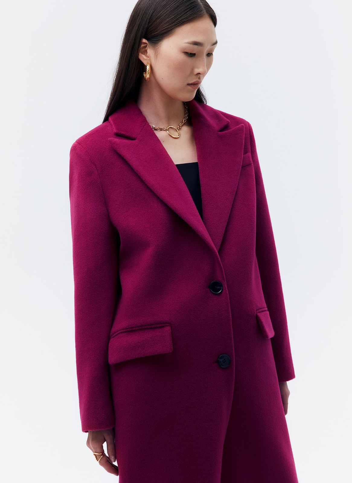ПАЛЬТО МУЖСКОГО КРОЯ, цвет: вишневый Allweneed Пальто, которое вы могли бы найти в мужском гардеробе. Однобортная модель длины миди на двух пуговицах. Два кармана с клапаном и разрез на спине для свободы в движении. Пальто имеет подкладочную ткань,с акцентными плечами формируют силуэт а-ля с мужского плеча. Нам нравится, как на контрасте строгое пальто смотрится с нежными платьями. Носите также с костюмами, юбками и джинсами. Модели разных оттенков отличаются по плотности ткани.
Температурный режим до 0 C.
