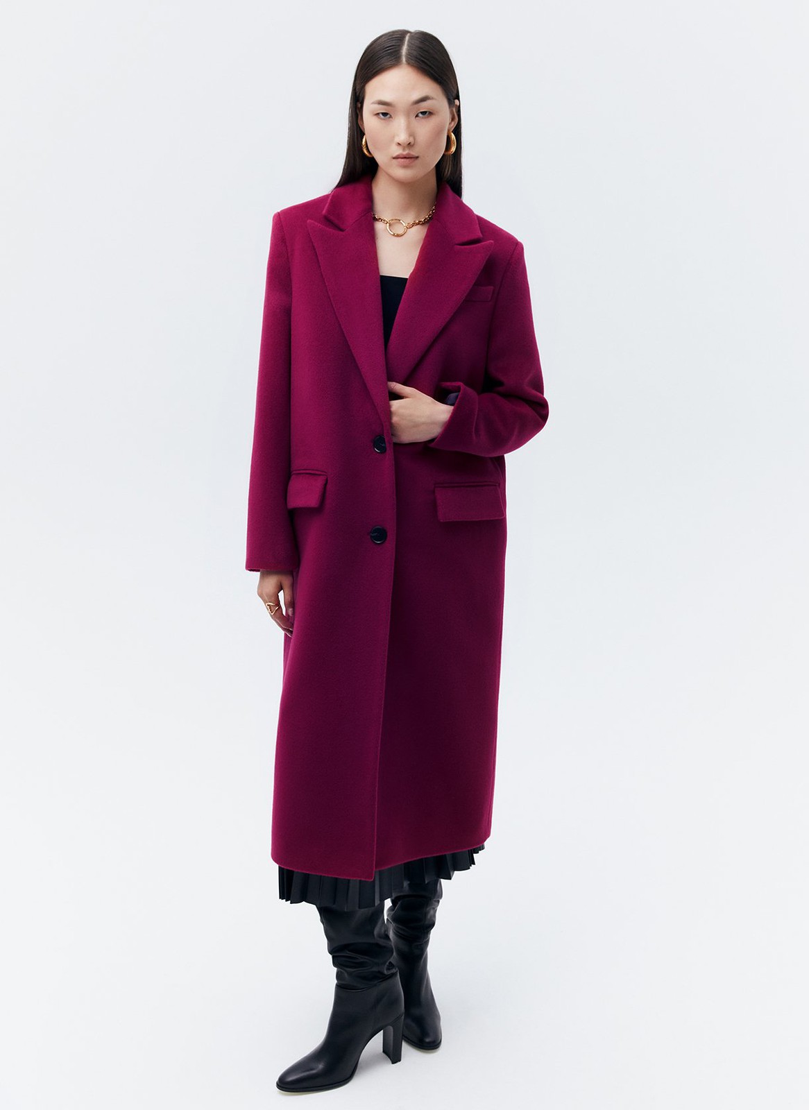 ПАЛЬТО МУЖСКОГО КРОЯ, цвет: вишневый Allweneed Пальто, которое вы могли бы найти в мужском гардеробе. Однобортная модель длины миди на двух пуговицах. Два кармана с клапаном и разрез на спине для свободы в движении. Пальто имеет подкладочную ткань,с акцентными плечами формируют силуэт а-ля с мужского плеча. Нам нравится, как на контрасте строгое пальто смотрится с нежными платьями. Носите также с костюмами, юбками и джинсами. Модели разных оттенков отличаются по плотности ткани.
Температурный режим до 0 C.