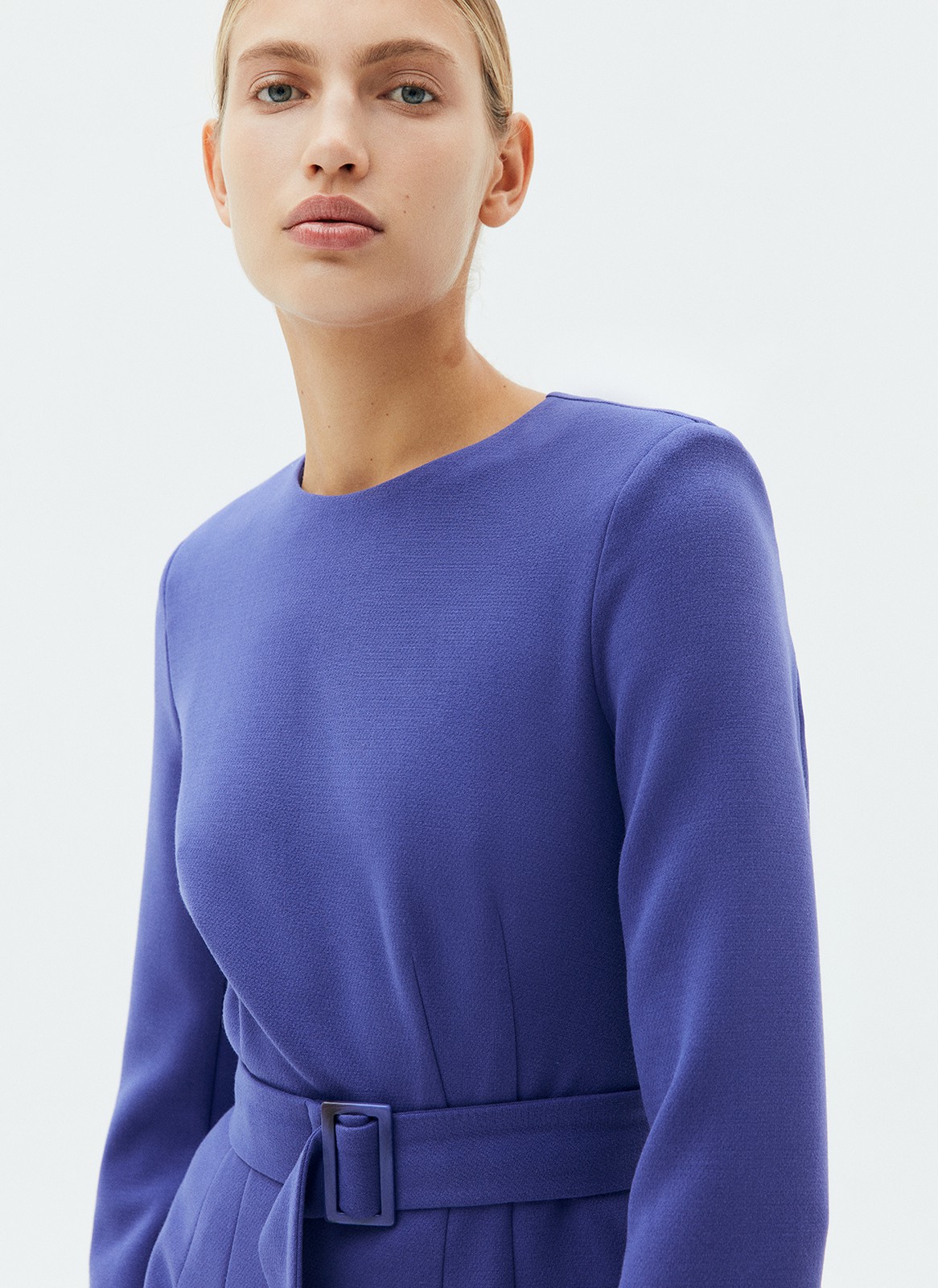 Платье-футляр миди с круглым разрезом, цвет: фиолетовый Allweneed
Платье-футляр длины миди с округлым разрезом. Пояс с пряжкой в тон модели, чтобы вы могли сделать акцент на талии. Рукав 3/4 позволяет демонстрировать запястья и украшения на руке. Мы создали модель с немного акцентными плечами. Носите эту может каждый день или стилизуйте для особенных моментов.