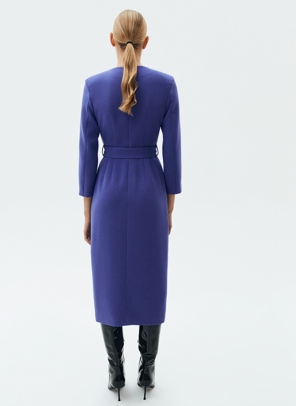 Платье-футляр миди с круглым разрезом, цвет: фиолетовый Allweneed
Платье-футляр длины миди с округлым разрезом. Пояс с пряжкой в тон модели, чтобы вы могли сделать акцент на талии. Рукав 3/4 позволяет демонстрировать запястья и украшения на руке. Мы создали модель с немного акцентными плечами. Носите эту может каждый день или стилизуйте для особенных моментов.