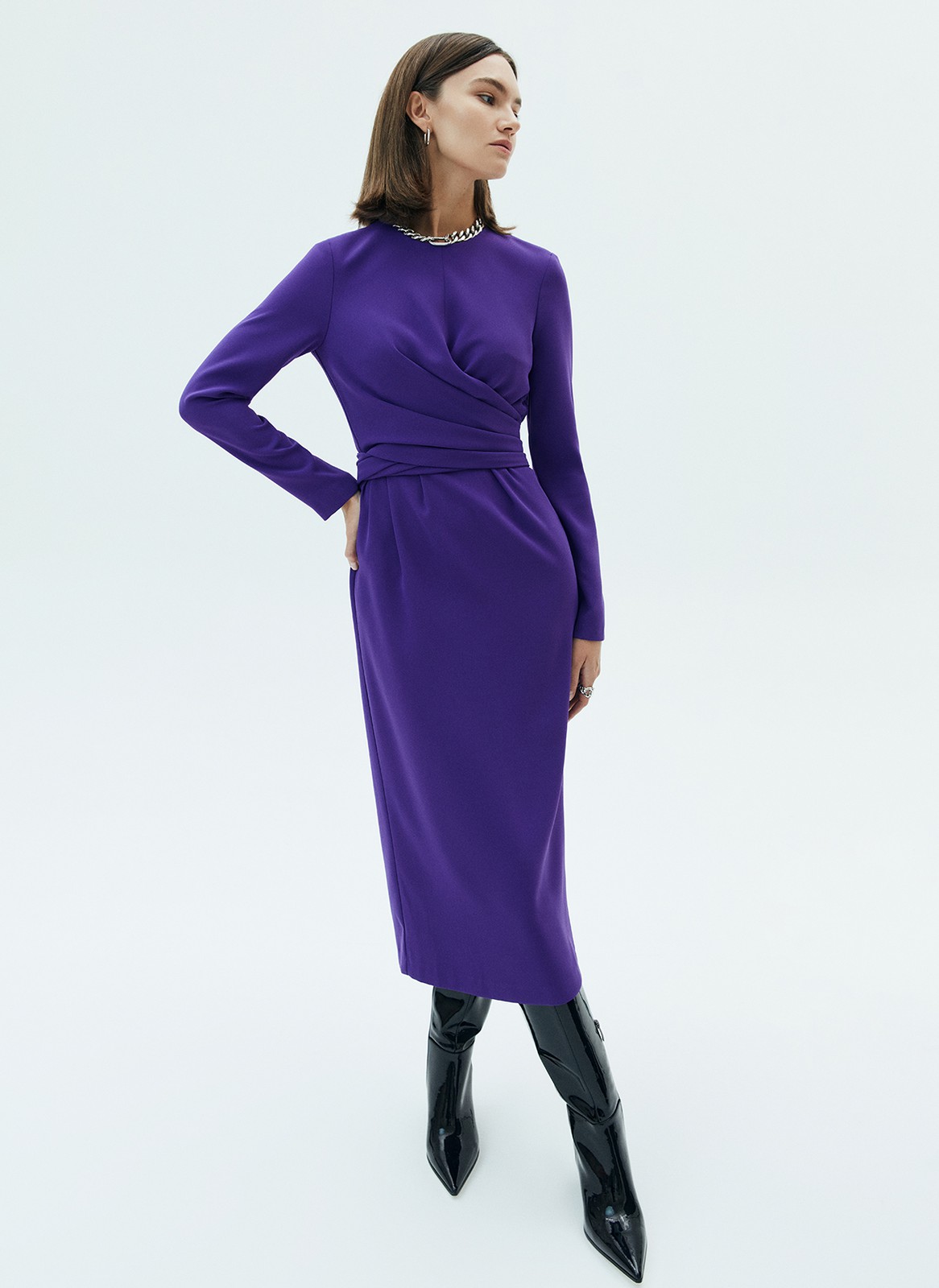 Платье с узлом на талии, цвет: Сине-фиолетовый Allweneed
Платье длины миди с запахом на талии. Приталенный силуэт для женственного образа. Круглый вырез. Вы можете развязать узел и задрапировать платье по своему желанию. Такая модель подходит как для свиданий, так и для деловых встреч. Рекомендуем носить с высокими сапогами.
