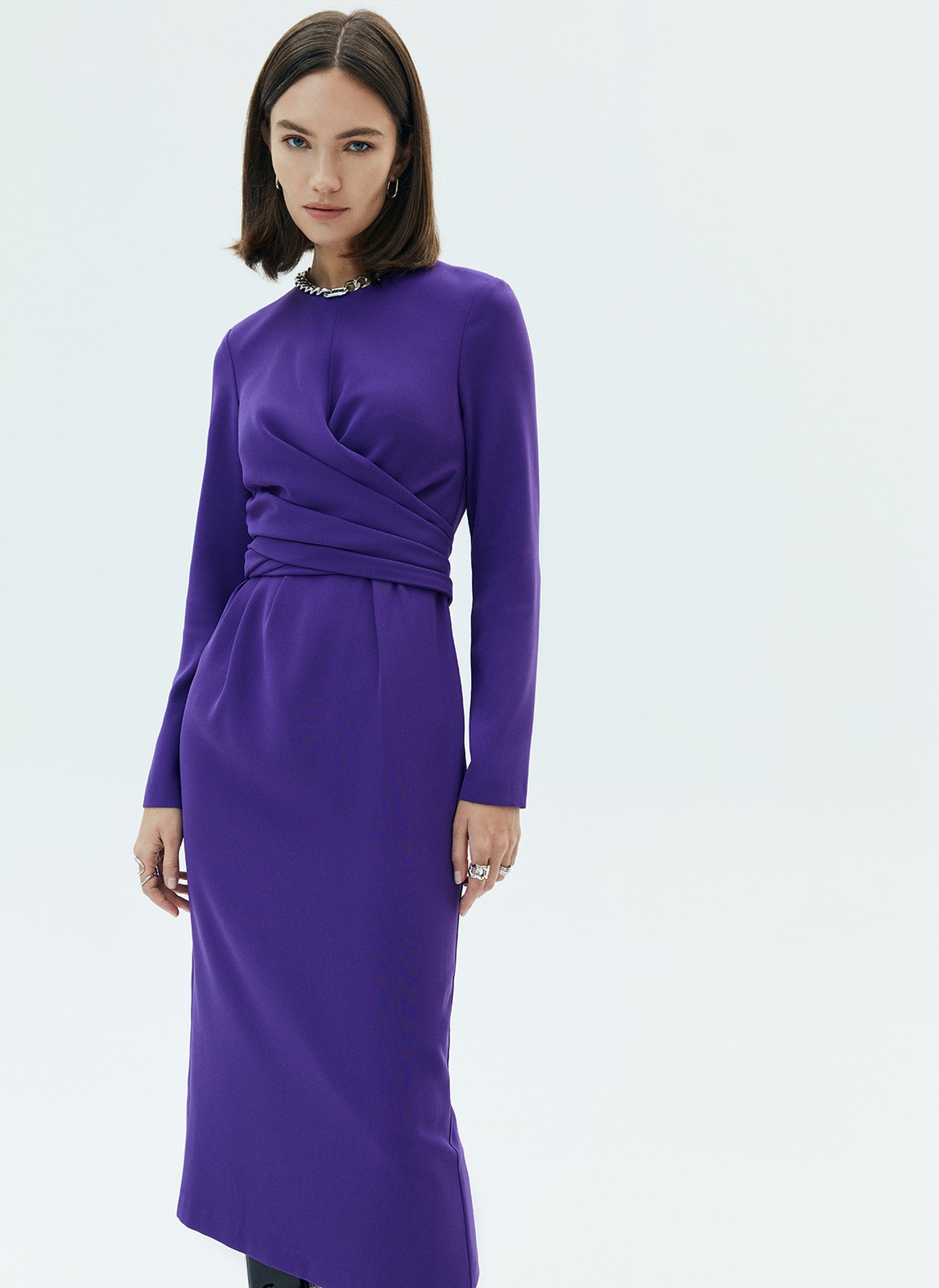 Платье с узлом на талии, цвет: Сине-фиолетовый Allweneed
Платье длины миди с запахом на талии. Приталенный силуэт для женственного образа. Круглый вырез. Вы можете развязать узел и задрапировать платье по своему желанию. Такая модель подходит как для свиданий, так и для деловых встреч. Рекомендуем носить с высокими сапогами.