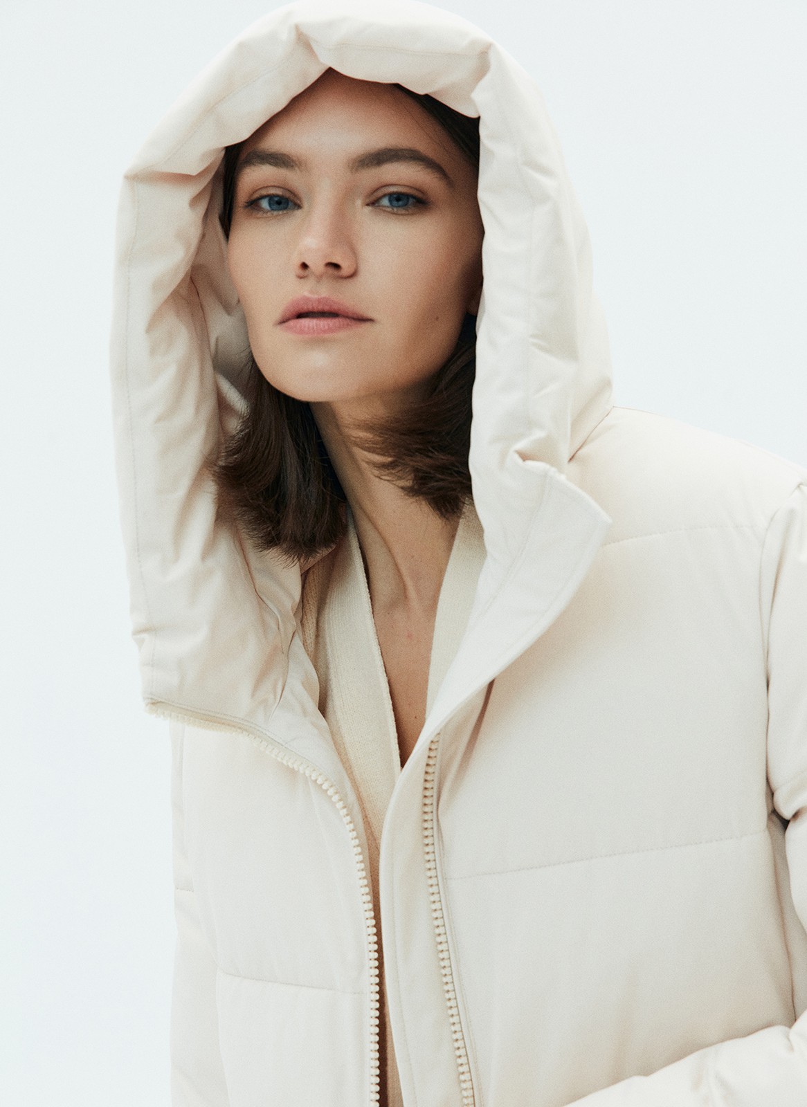 ПУХОВИК OVERSIZE КОРОТКИЙ, цвет: светло-бежевый Allweneed Удобная застежка на молнию и высокое горло, чтобы вам было тепло на прогулке. Модель прямого кроя, поэтому хорошо садится на любую фигуру. В куртке комфортно и тем, кто проводит много времени за рулем. Сочетайте с любой зимней обувью: ботинками и сапогами. Держит тепло до - 25.