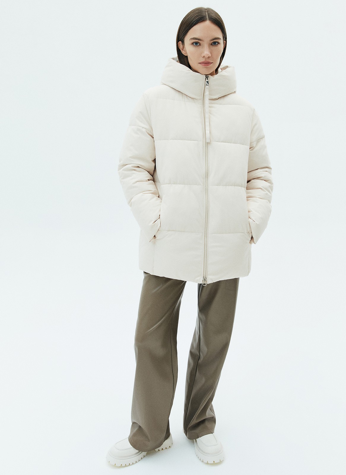 ПУХОВИК OVERSIZE КОРОТКИЙ, цвет: светло-бежевый Allweneed Удобная застежка на молнию и высокое горло, чтобы вам было тепло на прогулке. Модель прямого кроя, поэтому хорошо садится на любую фигуру. В куртке комфортно и тем, кто проводит много времени за рулем. Сочетайте с любой зимней обувью: ботинками и сапогами. Держит тепло до - 25.