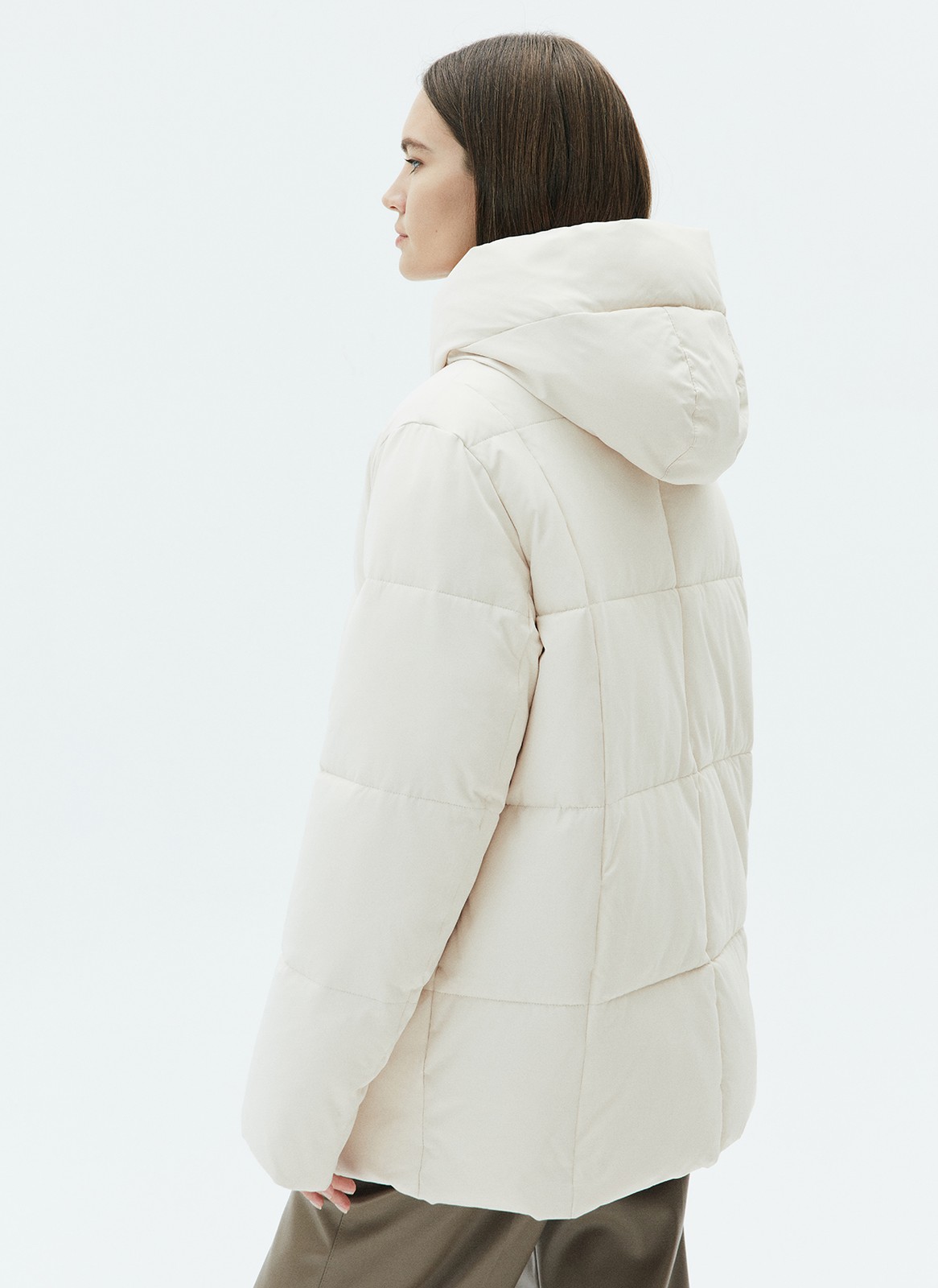 ПУХОВИК OVERSIZE КОРОТКИЙ, цвет: светло-бежевый Allweneed Удобная застежка на молнию и высокое горло, чтобы вам было тепло на прогулке. Модель прямого кроя, поэтому хорошо садится на любую фигуру. В куртке комфортно и тем, кто проводит много времени за рулем. Сочетайте с любой зимней обувью: ботинками и сапогами. Держит тепло до - 25.