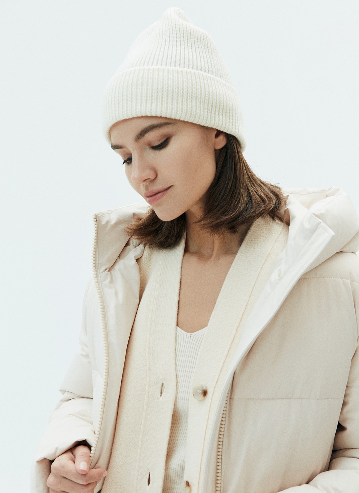 


Шапка из тёплой шерсти в новом исполнении. Приятная на ощупь ткань согревает и защищает от ветра. Сочетайте с шарфом и перчатками из коллекции.