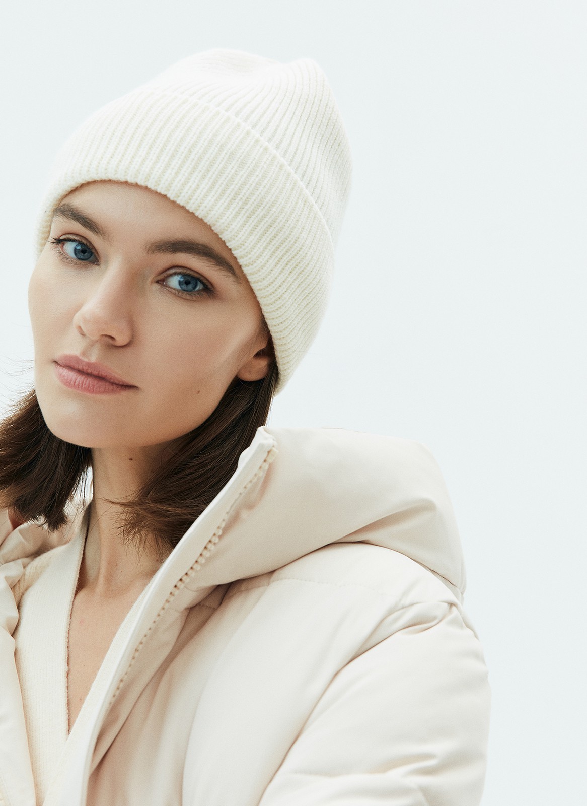 


Шапка из тёплой шерсти в новом исполнении. Приятная на ощупь ткань согревает и защищает от ветра. Сочетайте с шарфом и перчатками из коллекции.