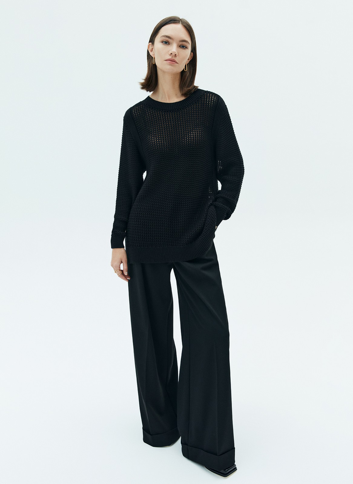 


Легкий свитер с эффектом 3D вязки. Вы полюбили такую модель еще в круизной коллекции. Свитер имеет круглую горловину и длинный рукав. Аккуратные ячейки создают иллюзию полупрозрачного полотна. Свитер смотрится интресно вместе с топами и футболками. Для смелых образов можно надеть свитер на голое тело или на нижнее белье.