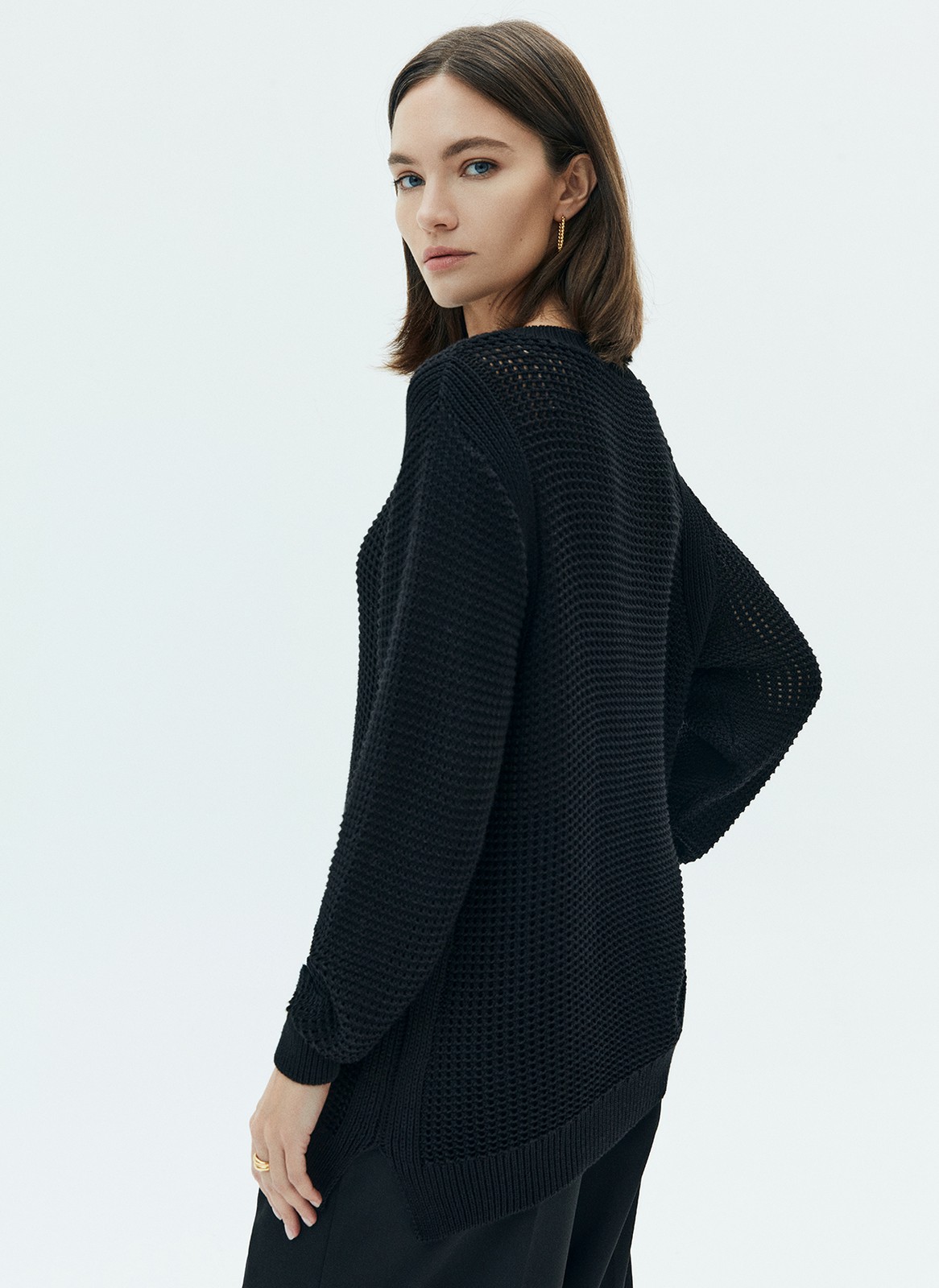 


Легкий свитер с эффектом 3D вязки. Вы полюбили такую модель еще в круизной коллекции. Свитер имеет круглую горловину и длинный рукав. Аккуратные ячейки создают иллюзию полупрозрачного полотна. Свитер смотрится интресно вместе с топами и футболками. Для смелых образов можно надеть свитер на голое тело или на нижнее белье.