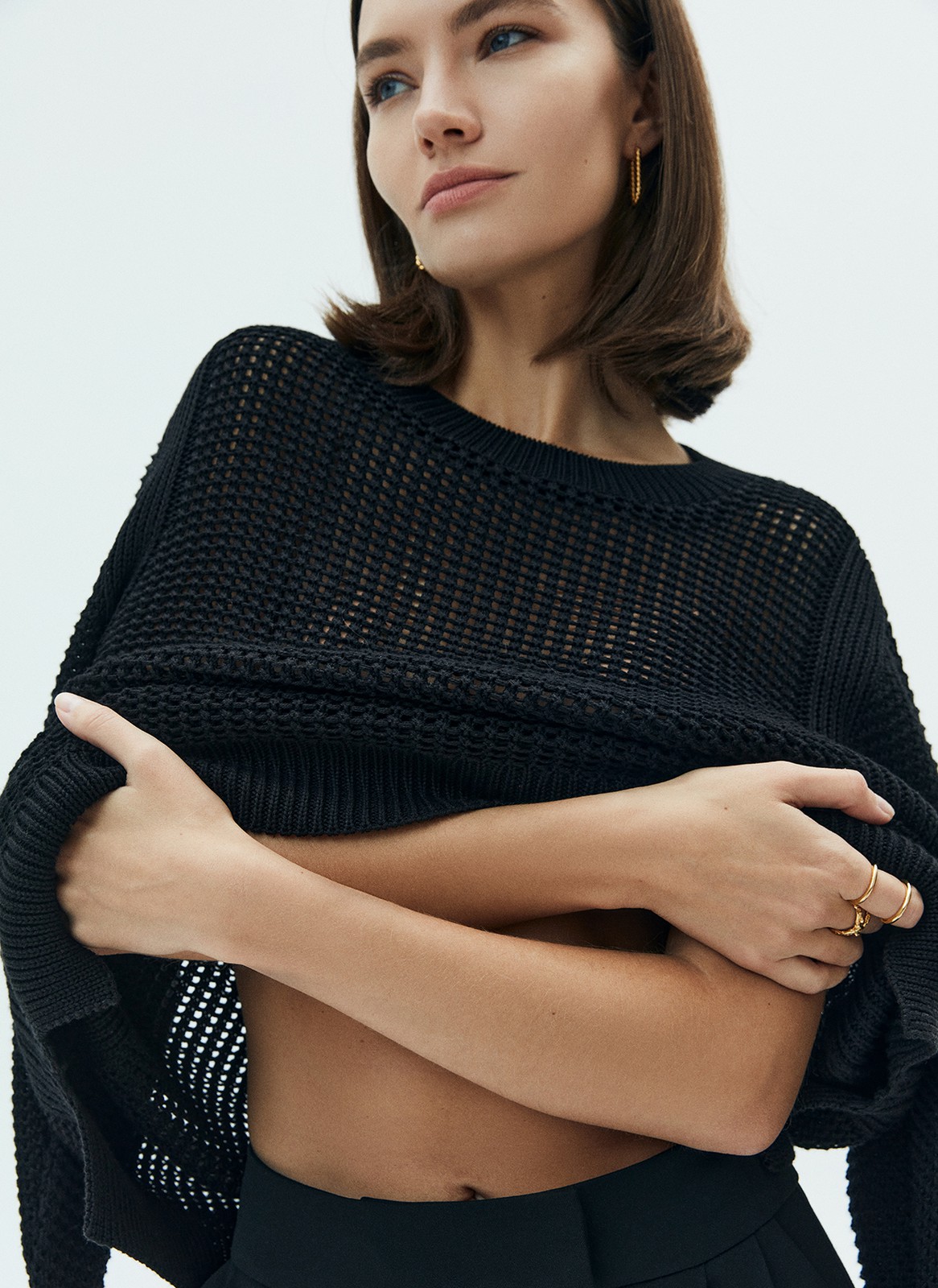 


Легкий свитер с эффектом 3D вязки. Вы полюбили такую модель еще в круизной коллекции. Свитер имеет круглую горловину и длинный рукав. Аккуратные ячейки создают иллюзию полупрозрачного полотна. Свитер смотрится интресно вместе с топами и футболками. Для смелых образов можно надеть свитер на голое тело или на нижнее белье.