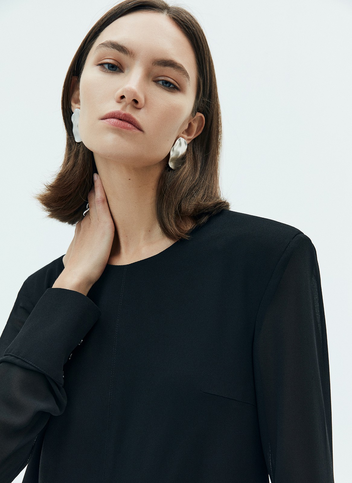 Платье мини с увеличенной линией плеча, цвет: Черный Allweneed
Платье длины мини с акцентной линией плеча. Модель из креп-шифона с нежной подкладочной тканью. Благодаря прямому силуэту платье смотрится хорошо на разных фигурах. Мы любим такие лаконичные, но всегда актуальные модели, которые легко стилизовать для любого случая.