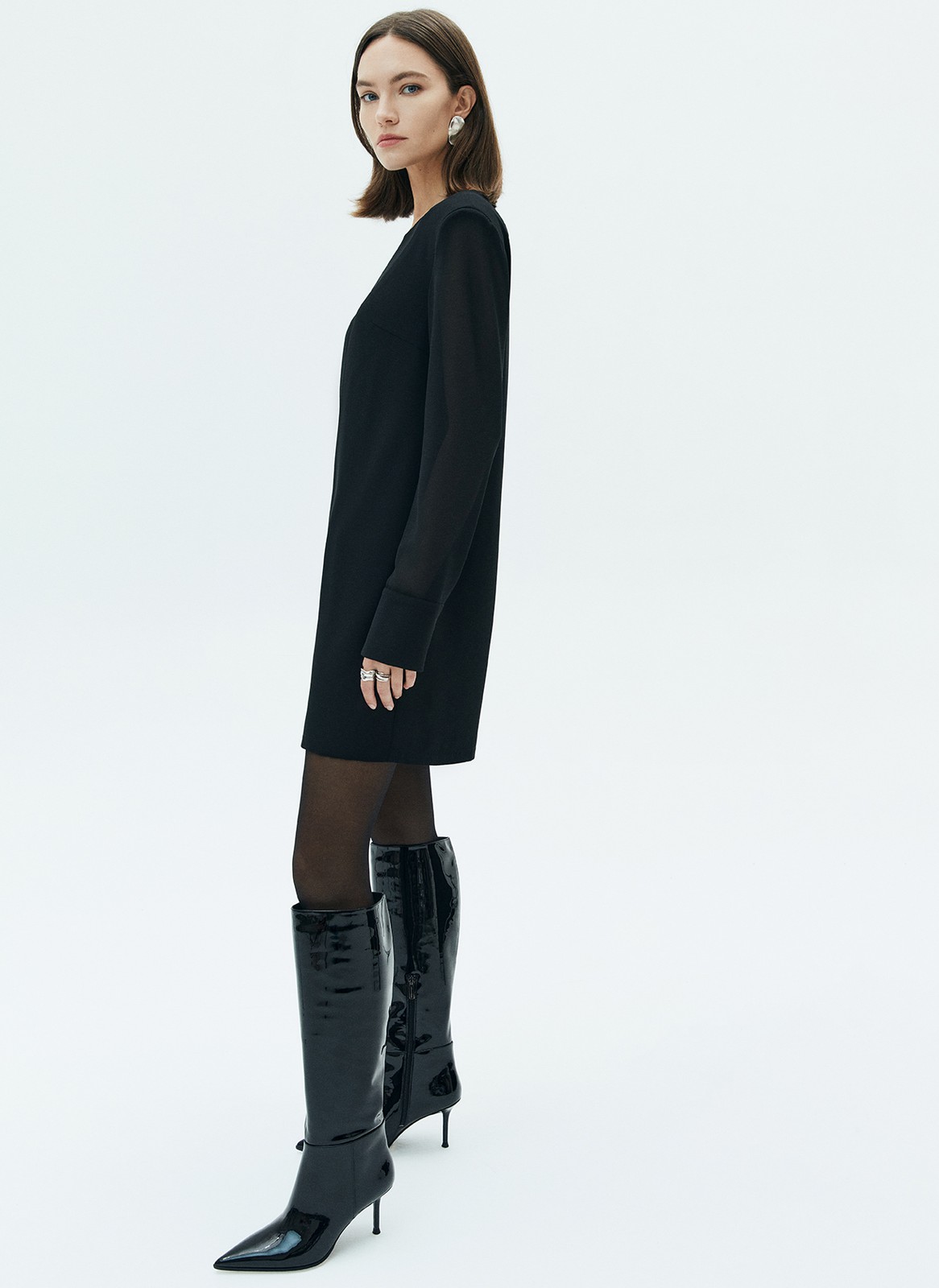 Платье мини с увеличенной линией плеча, цвет: Черный Allweneed
Платье длины мини с акцентной линией плеча. Модель из креп-шифона с нежной подкладочной тканью. Благодаря прямому силуэту платье смотрится хорошо на разных фигурах. Мы любим такие лаконичные, но всегда актуальные модели, которые легко стилизовать для любого случая.