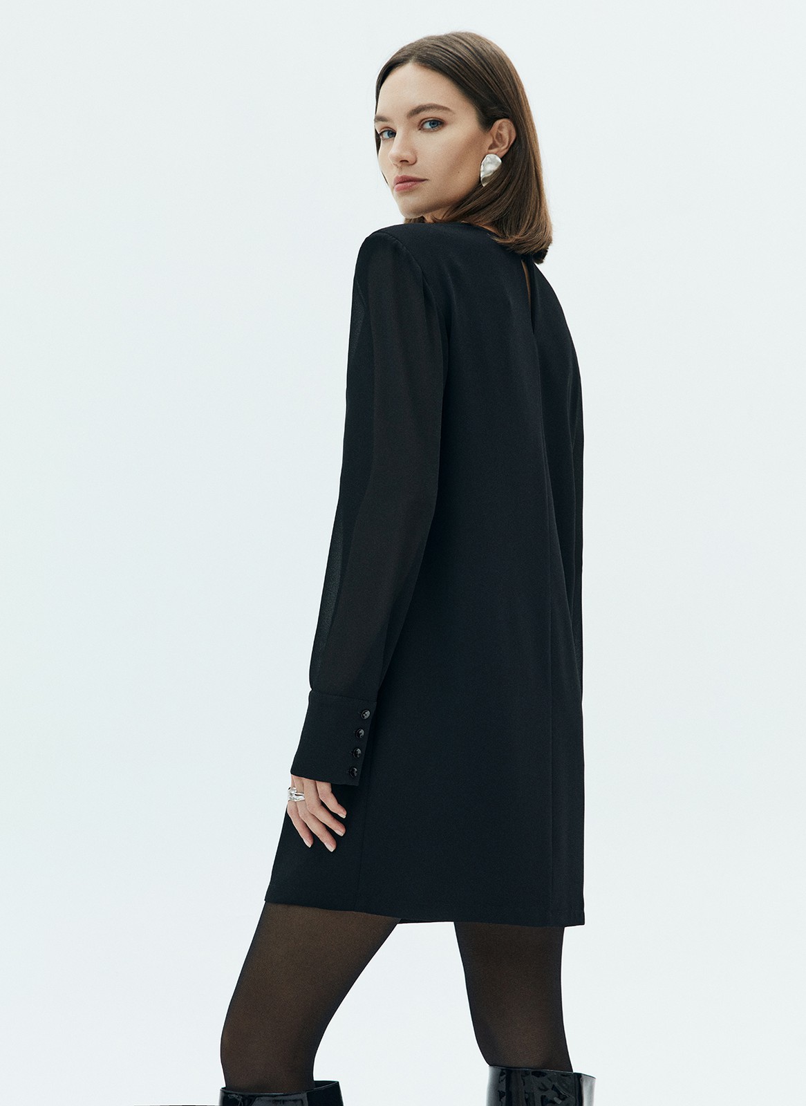 Платье мини с увеличенной линией плеча, цвет: Черный Allweneed
Платье длины мини с акцентной линией плеча. Модель из креп-шифона с нежной подкладочной тканью. Благодаря прямому силуэту платье смотрится хорошо на разных фигурах. Мы любим такие лаконичные, но всегда актуальные модели, которые легко стилизовать для любого случая.