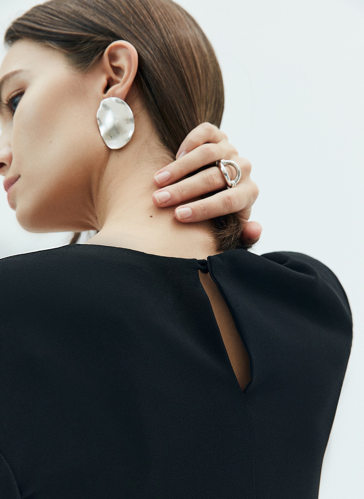 Платье мини с увеличенной линией плеча, цвет: Черный Allweneed
Платье длины мини с акцентной линией плеча. Модель из креп-шифона с нежной подкладочной тканью. Благодаря прямому силуэту платье смотрится хорошо на разных фигурах. Мы любим такие лаконичные, но всегда актуальные модели, которые легко стилизовать для любого случая.