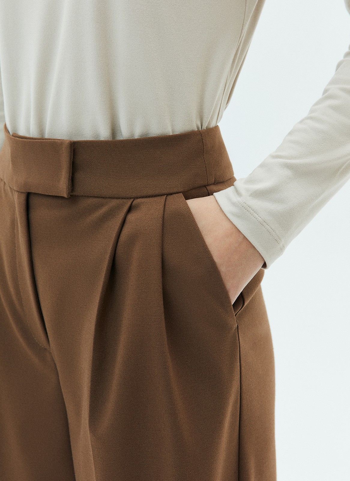 Брюки широкие с манжетом, цвет: коричневый Allweneed
Брюки свободного кроя полной длины. Модель со складками, стрелкой и широкой манжетой. Удобная застежка на молнию, крючки и потайную пуговицу. Посадка на линии талии. Брюки имеют карманы с подерзным бочком. Особенно хорошо эта модель будет смотреться на девушках с ростом 170 + см. Носите брюки с жакетами или для более спортивного образа с футболками и кедами.