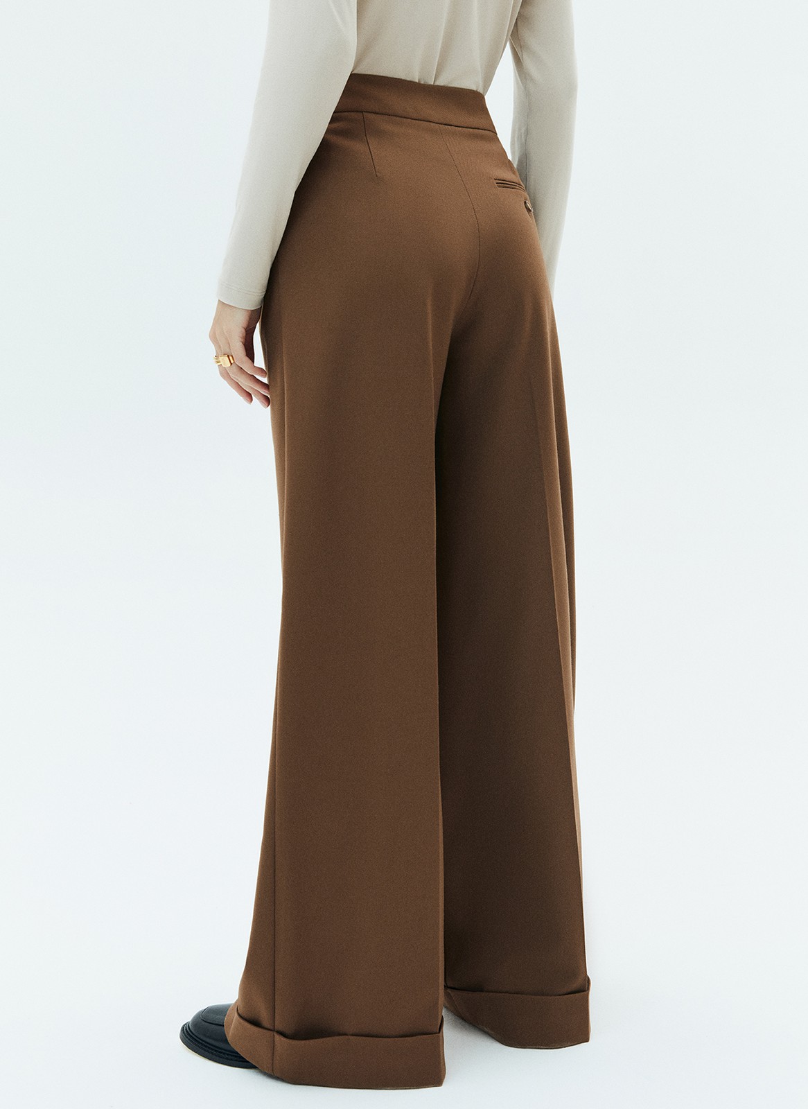 Брюки широкие с манжетом, цвет: коричневый Allweneed
Брюки свободного кроя полной длины. Модель со складками, стрелкой и широкой манжетой. Удобная застежка на молнию, крючки и потайную пуговицу. Посадка на линии талии. Брюки имеют карманы с подерзным бочком. Особенно хорошо эта модель будет смотреться на девушках с ростом 170 + см. Носите брюки с жакетами или для более спортивного образа с футболками и кедами.