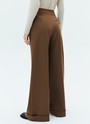 Брюки широкие с манжетом, цвет: коричневый Allweneed
Брюки свободного кроя полной длины. Модель со складками, стрелкой и широкой манжетой. Удобная застежка на молнию, крючки и потайную пуговицу. Посадка на линии талии. Брюки имеют карманы с подерзным бочком. Особенно хорошо эта модель будет смотреться на девушках с ростом 170 + см. Носите брюки с жакетами или для более спортивного образа с футболками и кедами.